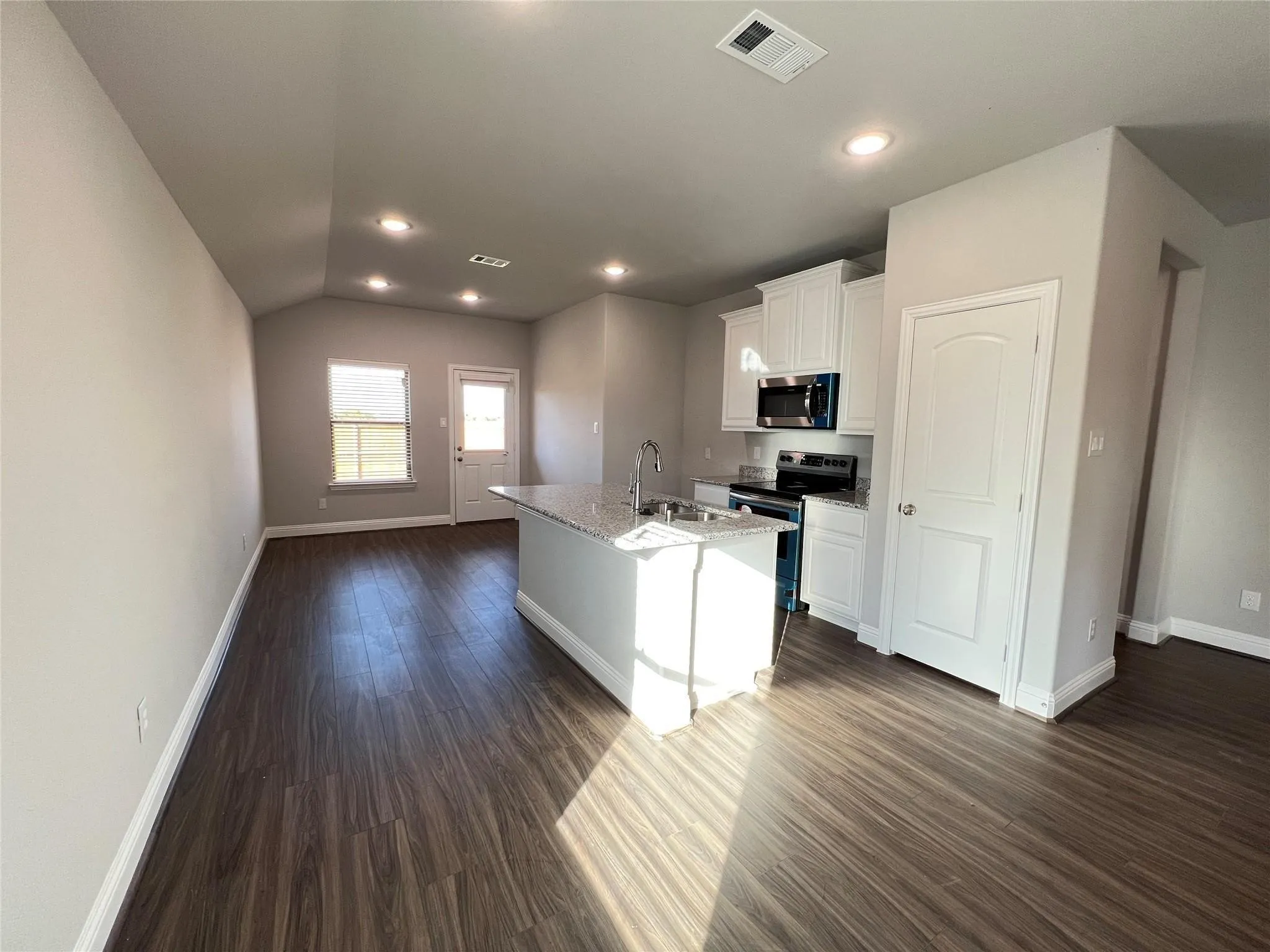 Single Family Residence For Rent in Hunt County , 1428 Warringwood Drive, Greenville, Texas 75402, 4 Bedroom, 2 Bathroom, 2 Garage spaces, 1,473 Sqft, built in 2021, mls#21375038, Real Estate Agent in Greenville, Homes For Rent in Hunt county, Homes For Rent in Greenville, Realtor in Greenville Texas, Real Estate Brokerage Independent Realty Texas, Luminita Cordes Realtor