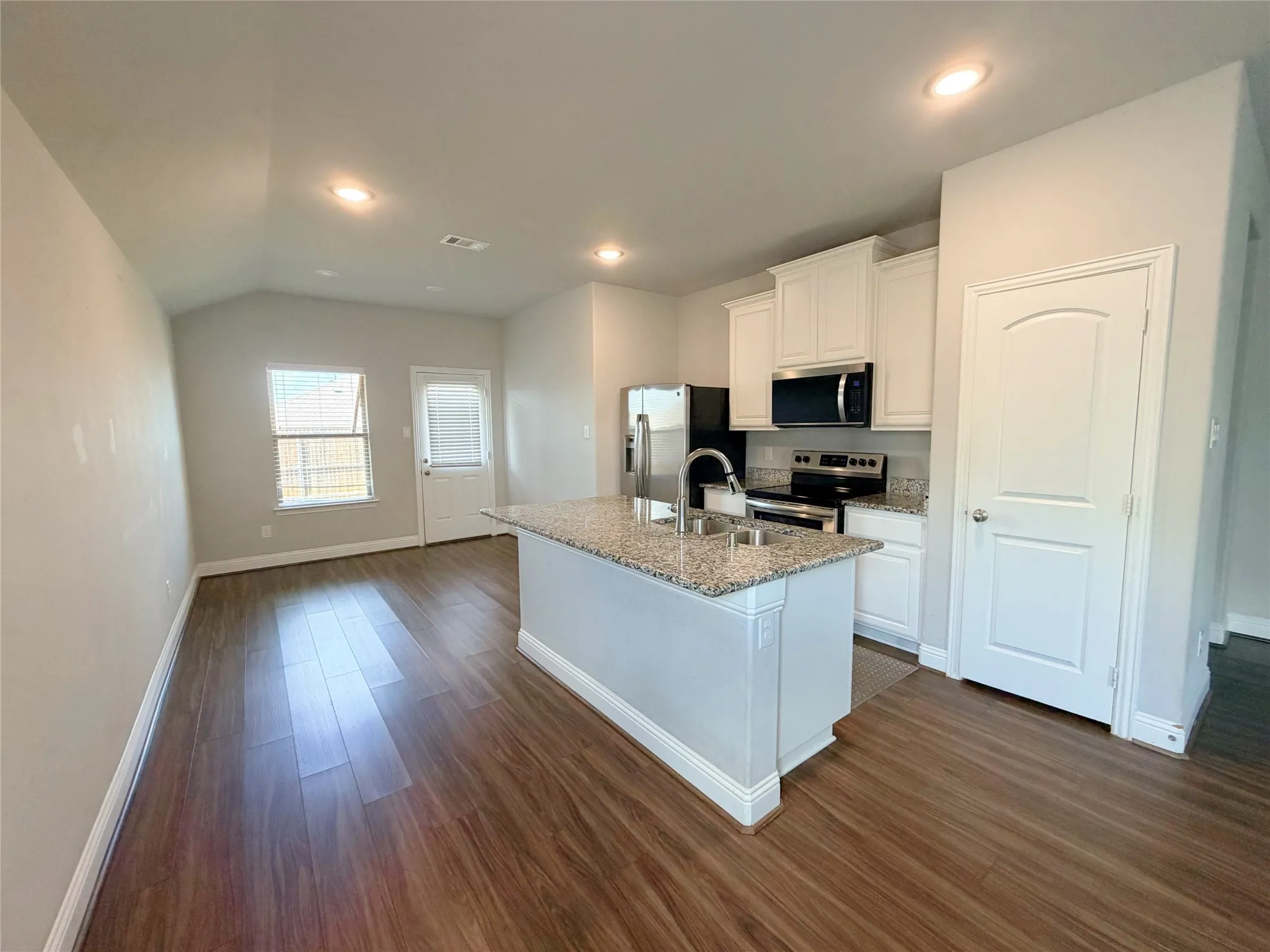 Single Family Residence For Rent in Hunt County , 1428 Warringwood Drive, Greenville, Texas 75402, 4 Bedroom, 2 Bathroom, 2 Garage spaces, 1,473 Sqft, built in 2021, mls#21375038, Real Estate Agent in Greenville, Homes For Rent in Hunt county, Homes For Rent in Greenville, Realtor in Greenville Texas, Real Estate Brokerage Independent Realty Texas, Luminita Cordes Realtor