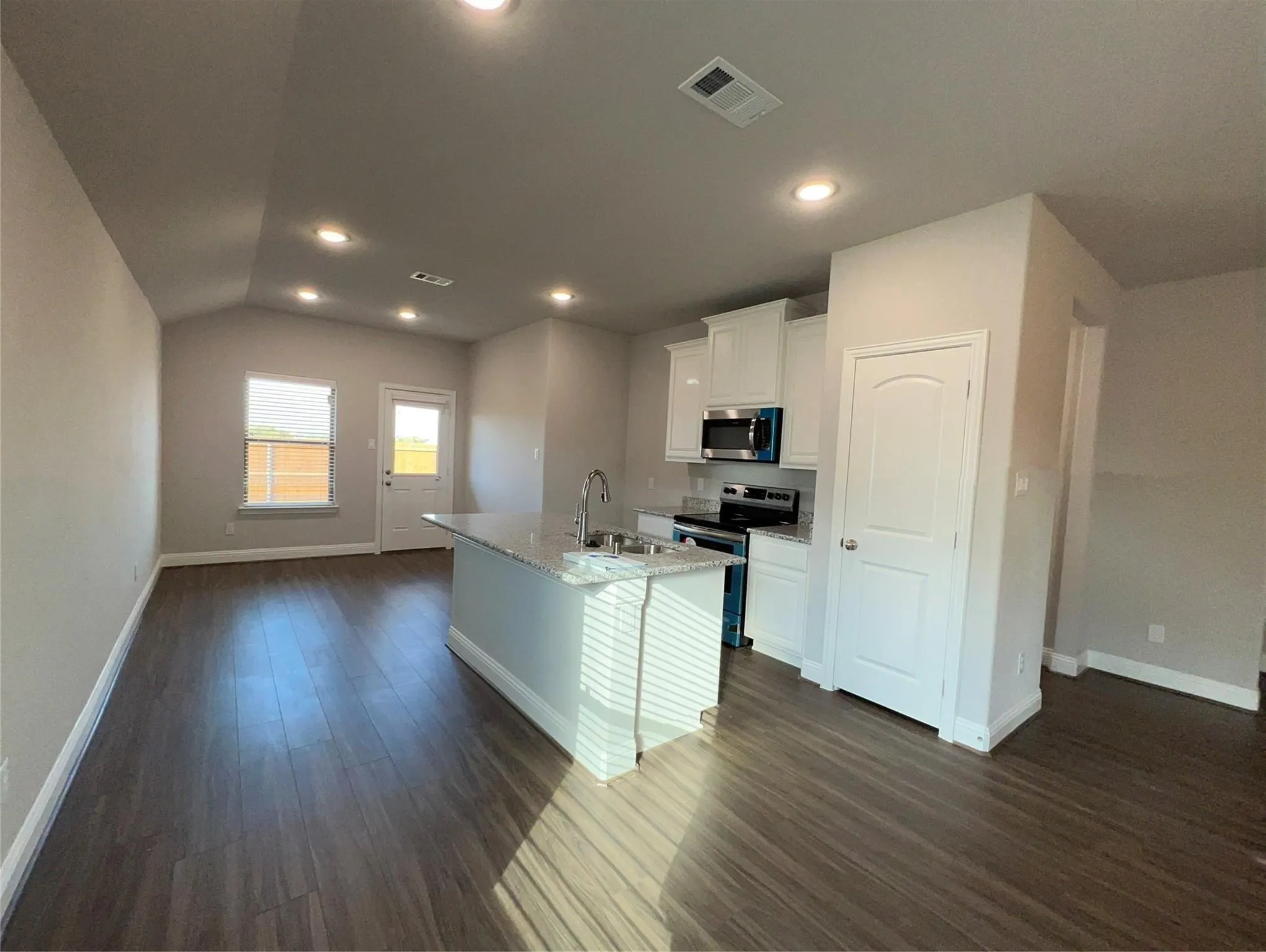 Single Family Residence For Rent in Hunt County , 1428 Warringwood Drive, Greenville, Texas 75402, 4 Bedroom, 2 Bathroom, 2 Garage spaces, 1,473 Sqft, built in 2021, mls#21375038, Real Estate Agent in Greenville, Homes For Rent in Hunt county, Homes For Rent in Greenville, Realtor in Greenville Texas, Real Estate Brokerage Independent Realty Texas, Luminita Cordes Realtor