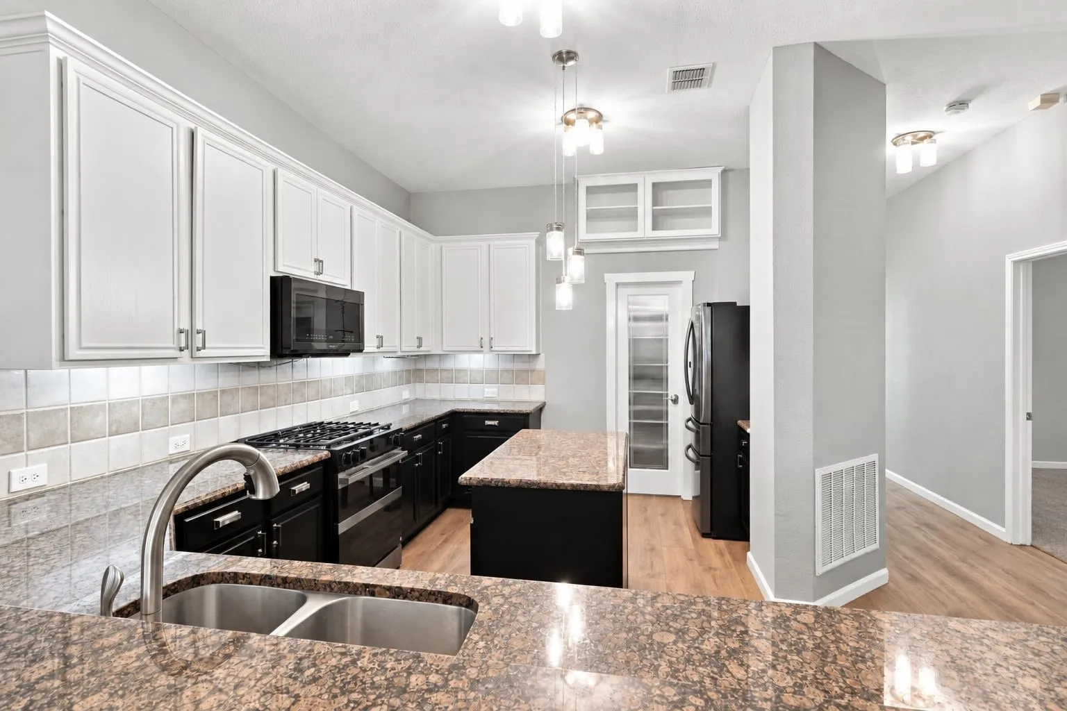 Single Family Residence For Sale in Collin County , 5912 Pine Meadow Lane, Mc Kinney, Texas 75070, 4 Bedroom, 2 Bathroom, 3 Garage spaces, 2,222 Sqft, built in 2002, mls#21374938, Real Estate Agent in Mc Kinney, Homes For Sale in Collin county, Homes For Sale in Mc Kinney, Realtor in Mc Kinney Texas, Real Estate Brokerage Independent Realty Texas, Luminita Cordes Realtor