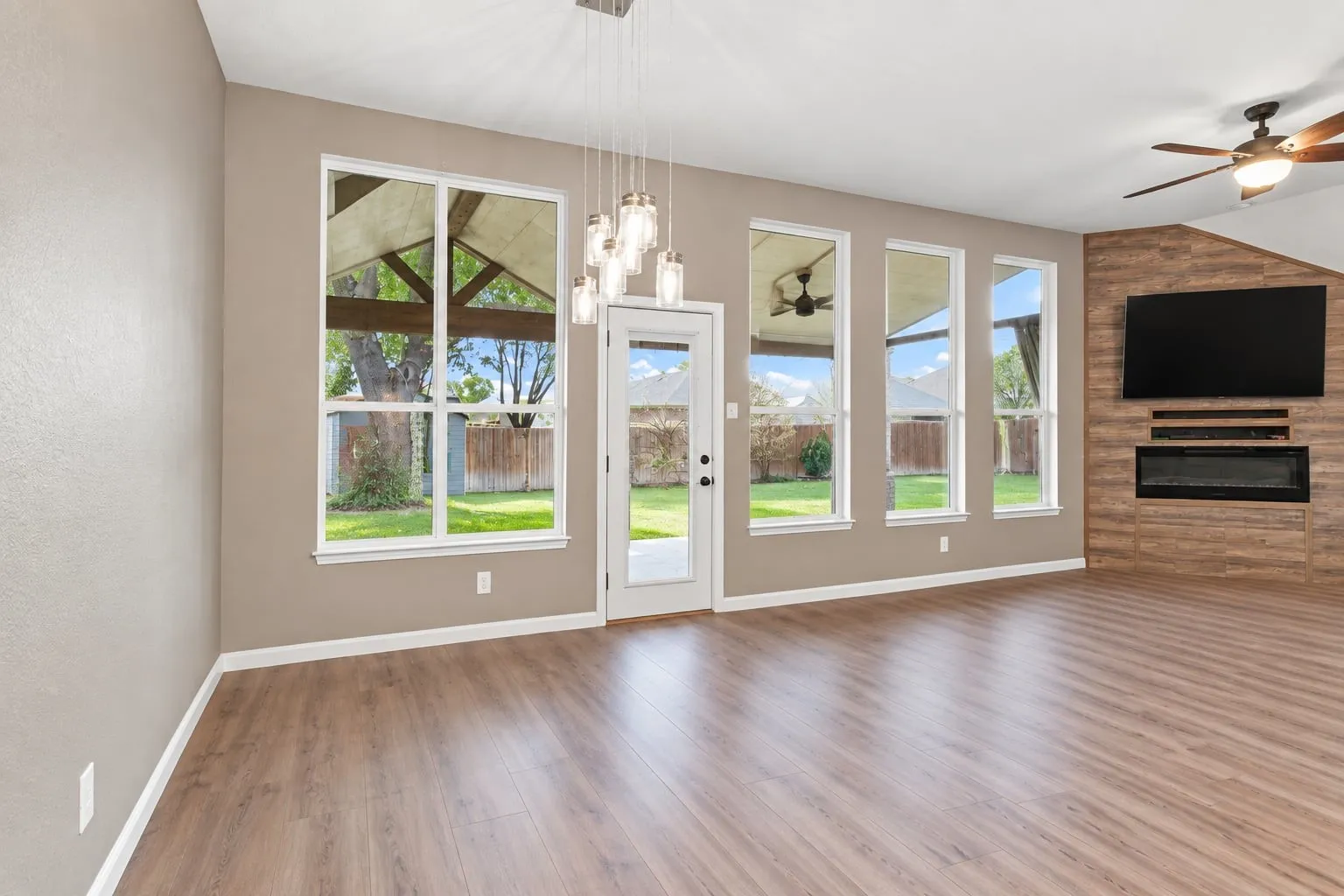 Single Family Residence For Sale in Collin County , 5912 Pine Meadow Lane, Mc Kinney, Texas 75070, 4 Bedroom, 2 Bathroom, 3 Garage spaces, 2,222 Sqft, built in 2002, mls#21374938, Real Estate Agent in Mc Kinney, Homes For Sale in Collin county, Homes For Sale in Mc Kinney, Realtor in Mc Kinney Texas, Real Estate Brokerage Independent Realty Texas, Luminita Cordes Realtor
