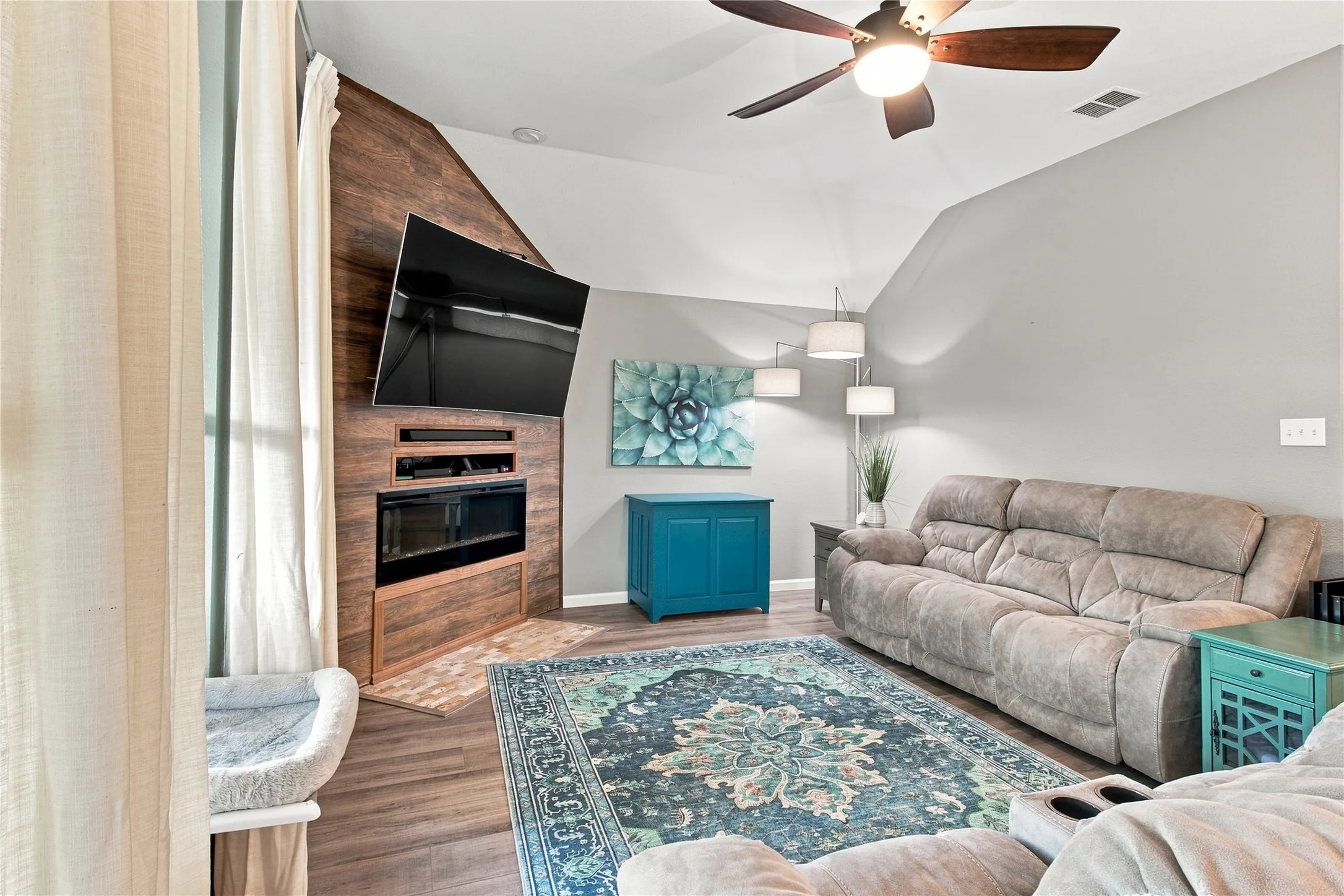 Single Family Residence For Sale in Collin County , 5912 Pine Meadow Lane, Mc Kinney, Texas 75070, 4 Bedroom, 2 Bathroom, 3 Garage spaces, 2,222 Sqft, built in 2002, mls#21374938, Real Estate Agent in Mc Kinney, Homes For Sale in Collin county, Homes For Sale in Mc Kinney, Realtor in Mc Kinney Texas, Real Estate Brokerage Independent Realty Texas, Luminita Cordes Realtor