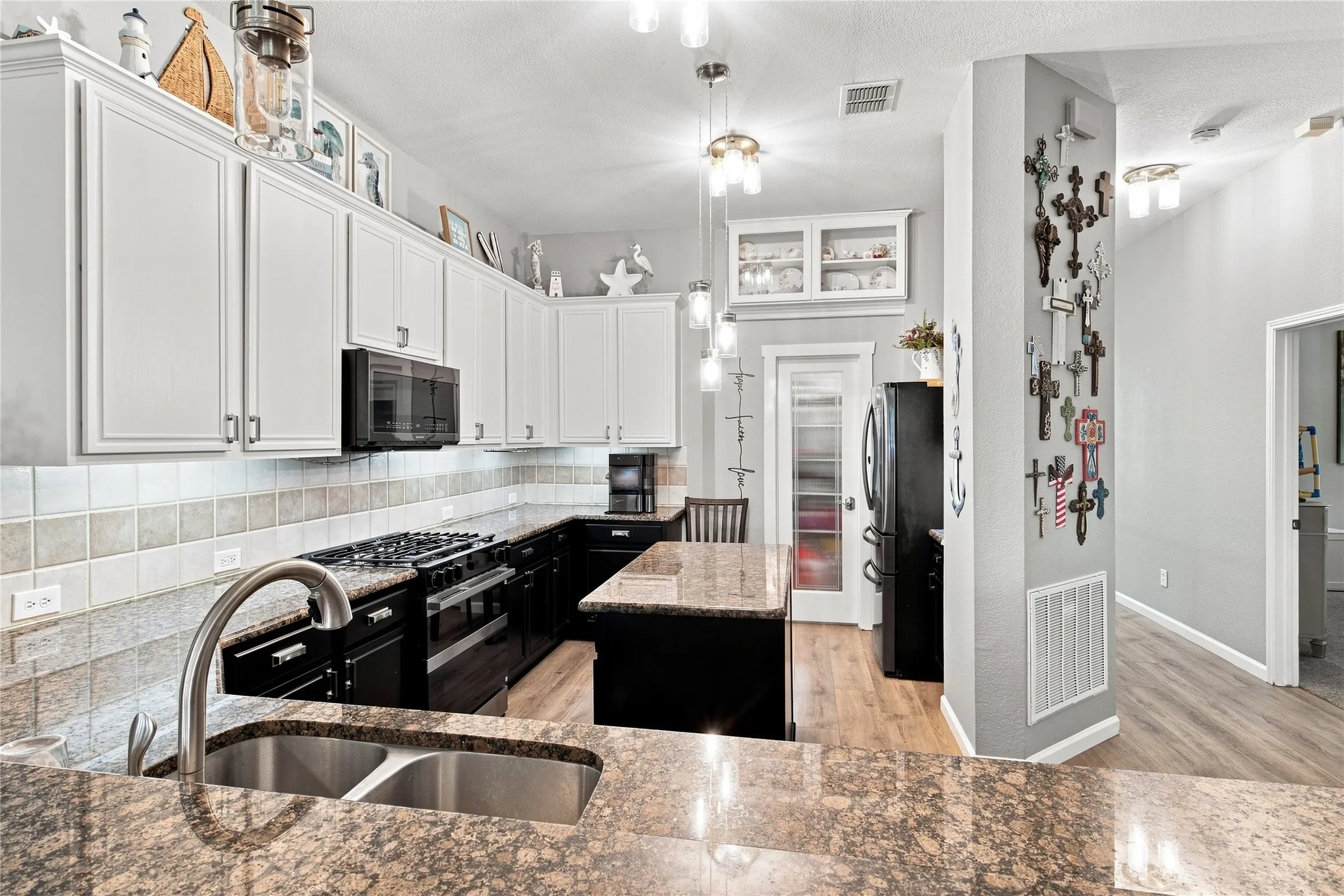 Single Family Residence For Sale in Collin County , 5912 Pine Meadow Lane, Mc Kinney, Texas 75070, 4 Bedroom, 2 Bathroom, 3 Garage spaces, 2,222 Sqft, built in 2002, mls#21374938, Real Estate Agent in Mc Kinney, Homes For Sale in Collin county, Homes For Sale in Mc Kinney, Realtor in Mc Kinney Texas, Real Estate Brokerage Independent Realty Texas, Luminita Cordes Realtor