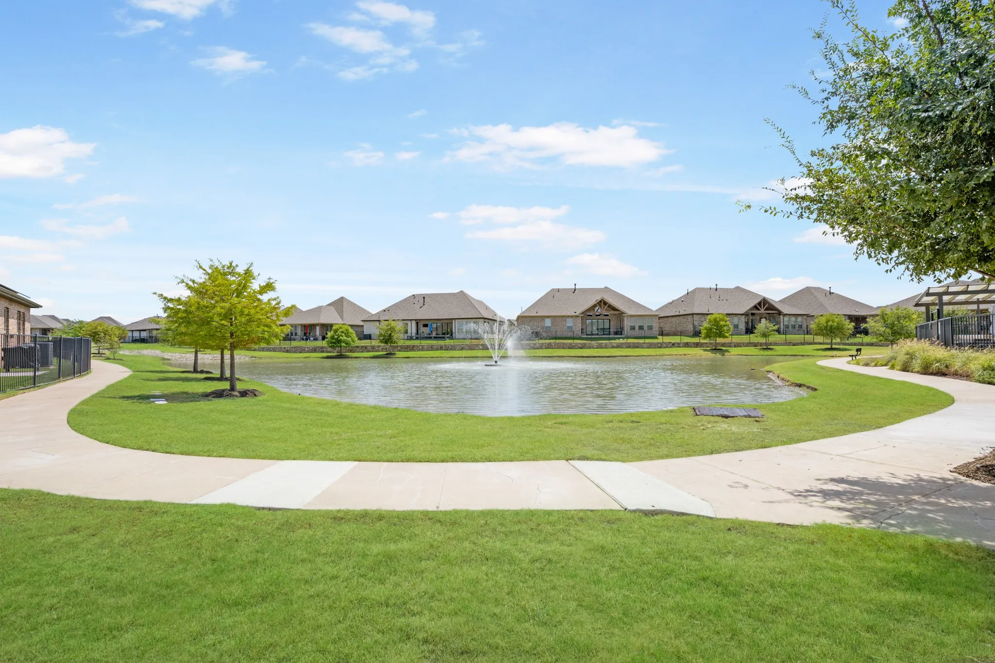 Walking trail in the community with direct access from the backyard.
