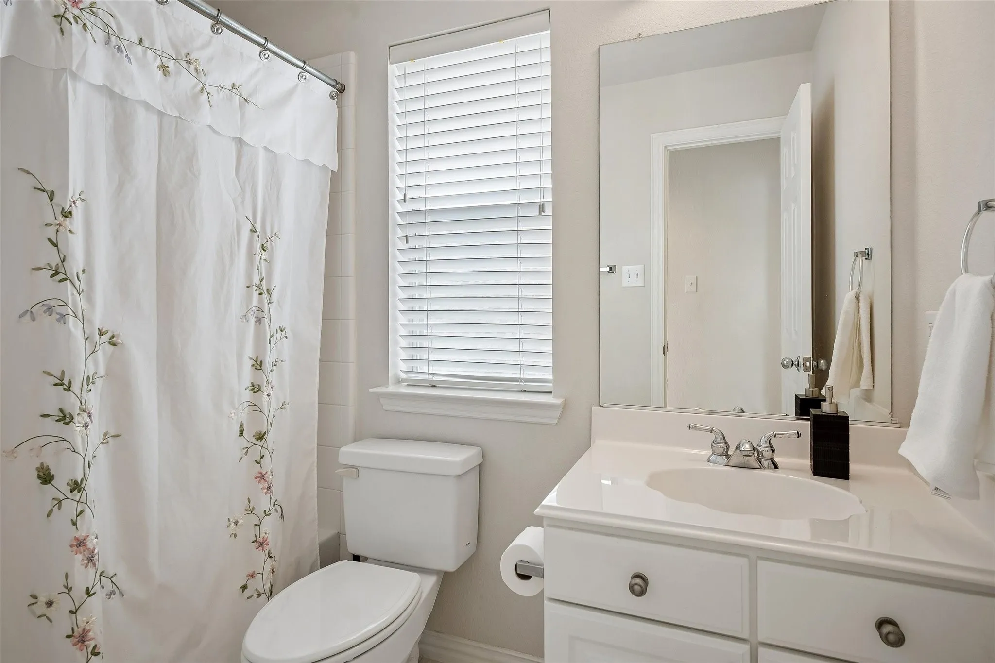 Single Family Residence For Sale in Collin County , 2209 Windy Ridge Court, Plano, Texas 75025, 5 Bedroom, 5 Bathroom, 2 Garage spaces, 3,698 Sqft, built in 1999, mls#21375053, Real Estate Agent in Plano, Homes For Sale in Collin county, Homes For Sale in Plano, Realtor in Plano Texas, Real Estate Brokerage Independent Realty Texas, Luminita Cordes Realtor