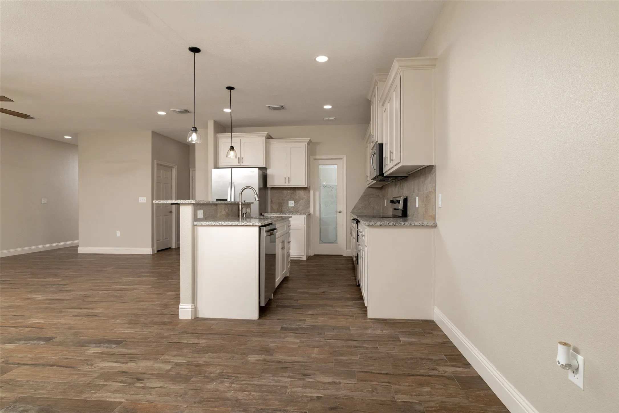 Single Family Residence For Rent in Parker County , 405 Titus Drive, Springtown, Texas 76082, 3 Bedroom, 3 Bathroom, 2 Garage spaces, 1,648 Sqft, built in 2022, mls#21375009, Real Estate Agent in Springtown, Homes For Rent in Parker county, Homes For Rent in Springtown, Realtor in Springtown Texas, Real Estate Brokerage Independent Realty Texas, Luminita Cordes Realtor