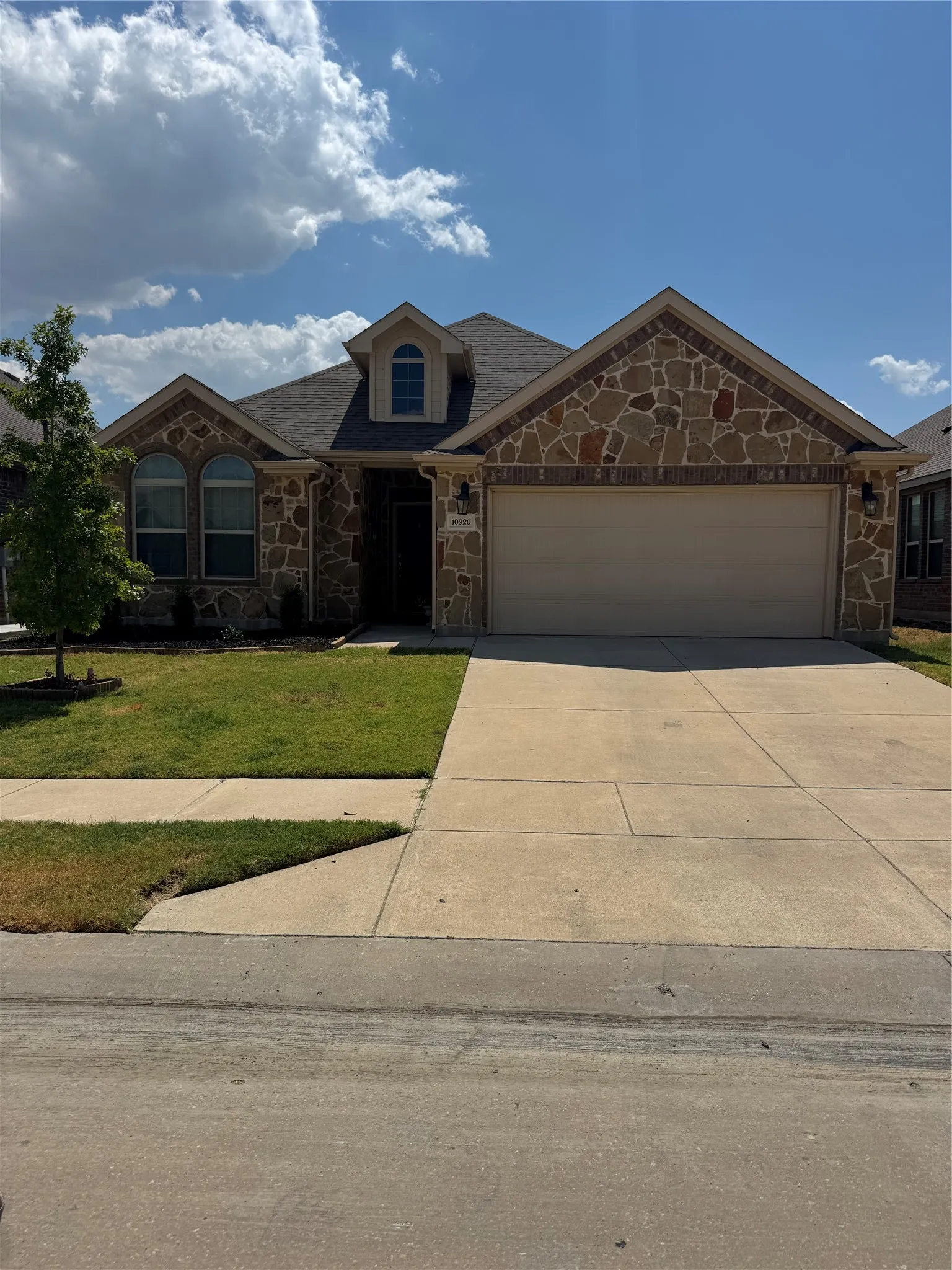 Single Family Residence For Rent in Denton County , 10920 Blaze Street, Aubrey, Texas 76227, 3 Bedroom, 2 Bathroom, 2 Garage spaces, 1,691 Sqft, built in 2018, mls#21374532, Real Estate Agent in Aubrey, Homes For Rent in Denton county, Homes For Rent in Aubrey, Realtor in Aubrey Texas, Real Estate Brokerage Independent Realty Texas, Luminita Cordes Realtor