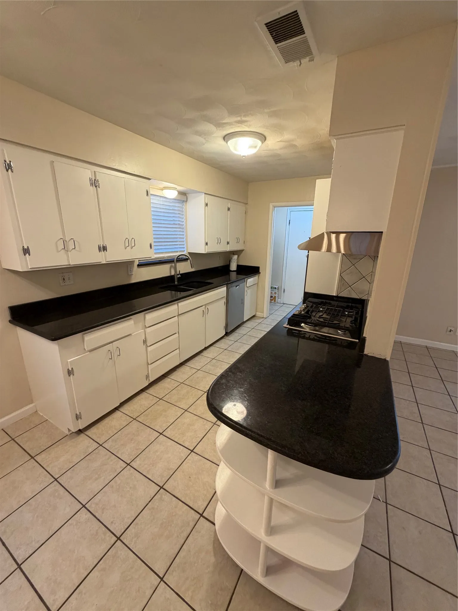 Single Family Residence For Rent in Dallas County , 2323 Springhill Drive, Dallas, Texas 75228, 3 Bedroom, 2 Bathroom, 2 Garage spaces, 1,783 Sqft, built in 1960, mls#21375047, Real Estate Agent in Dallas, Homes For Rent in Dallas county, Homes For Rent in Dallas, Realtor in Dallas Texas, Real Estate Brokerage Independent Realty Texas, Luminita Cordes Realtor