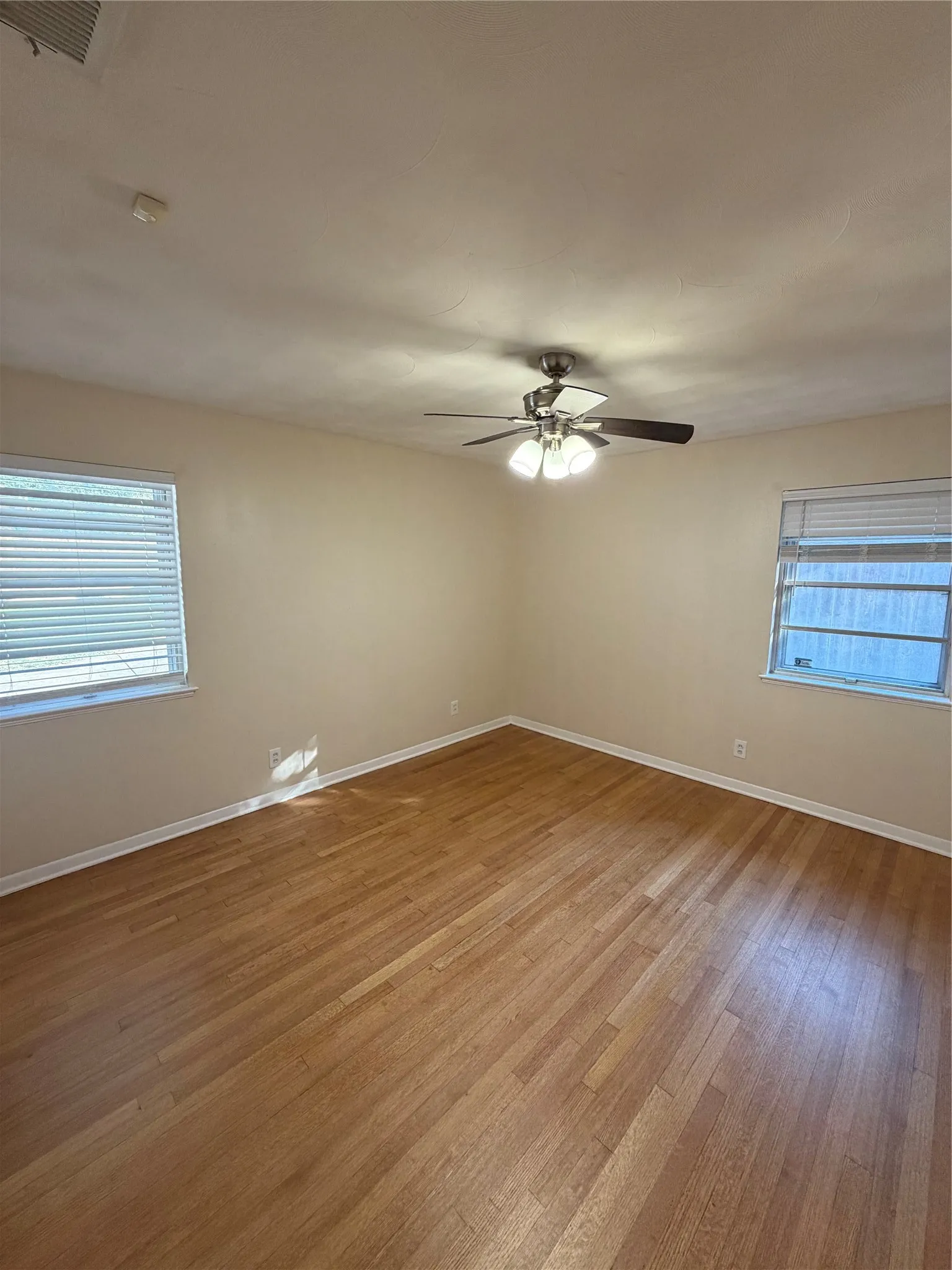 Single Family Residence For Rent in Dallas County , 2323 Springhill Drive, Dallas, Texas 75228, 3 Bedroom, 2 Bathroom, 2 Garage spaces, 1,783 Sqft, built in 1960, mls#21375047, Real Estate Agent in Dallas, Homes For Rent in Dallas county, Homes For Rent in Dallas, Realtor in Dallas Texas, Real Estate Brokerage Independent Realty Texas, Luminita Cordes Realtor