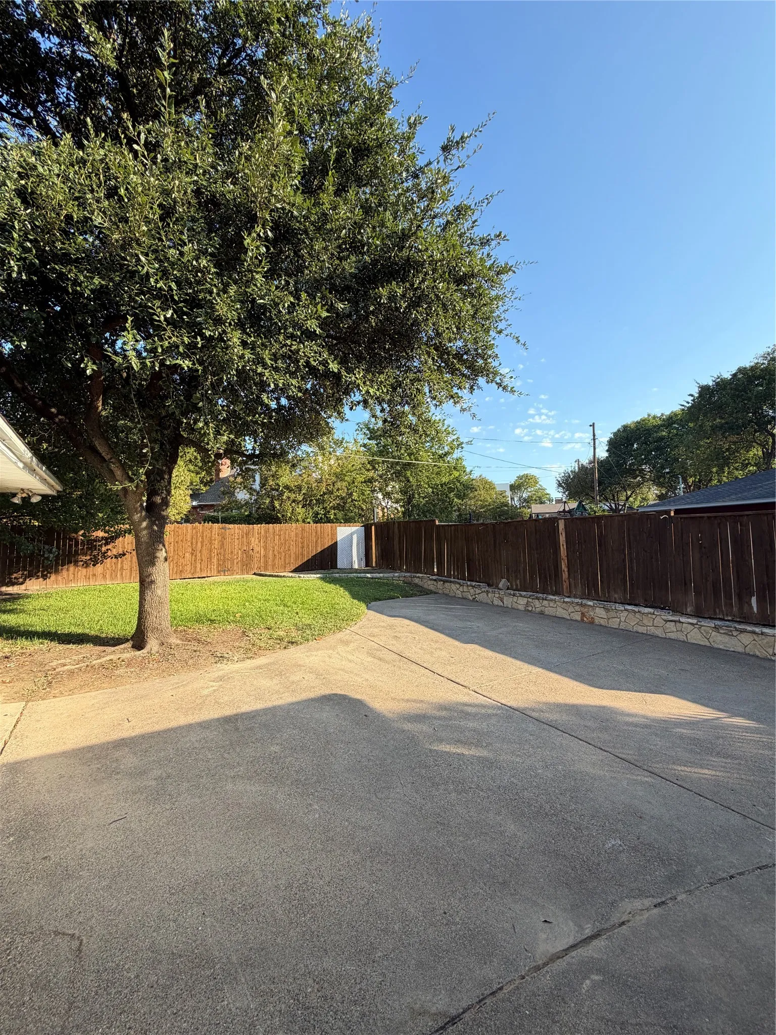 Single Family Residence For Rent in Dallas County , 2323 Springhill Drive, Dallas, Texas 75228, 3 Bedroom, 2 Bathroom, 2 Garage spaces, 1,783 Sqft, built in 1960, mls#21375047, Real Estate Agent in Dallas, Homes For Rent in Dallas county, Homes For Rent in Dallas, Realtor in Dallas Texas, Real Estate Brokerage Independent Realty Texas, Luminita Cordes Realtor