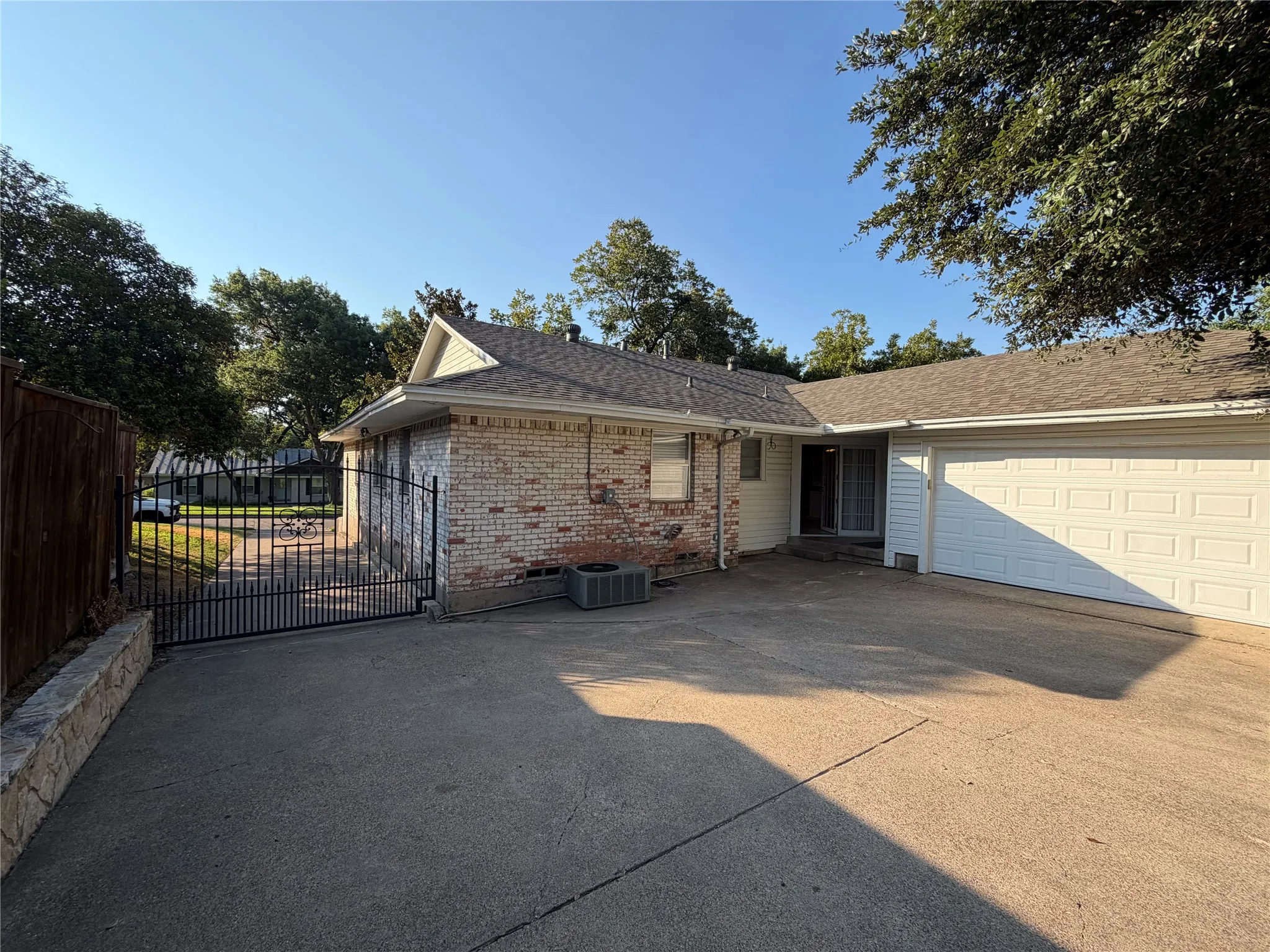 Single Family Residence For Rent in Dallas County , 2323 Springhill Drive, Dallas, Texas 75228, 3 Bedroom, 2 Bathroom, 2 Garage spaces, 1,783 Sqft, built in 1960, mls#21375047, Real Estate Agent in Dallas, Homes For Rent in Dallas county, Homes For Rent in Dallas, Realtor in Dallas Texas, Real Estate Brokerage Independent Realty Texas, Luminita Cordes Realtor