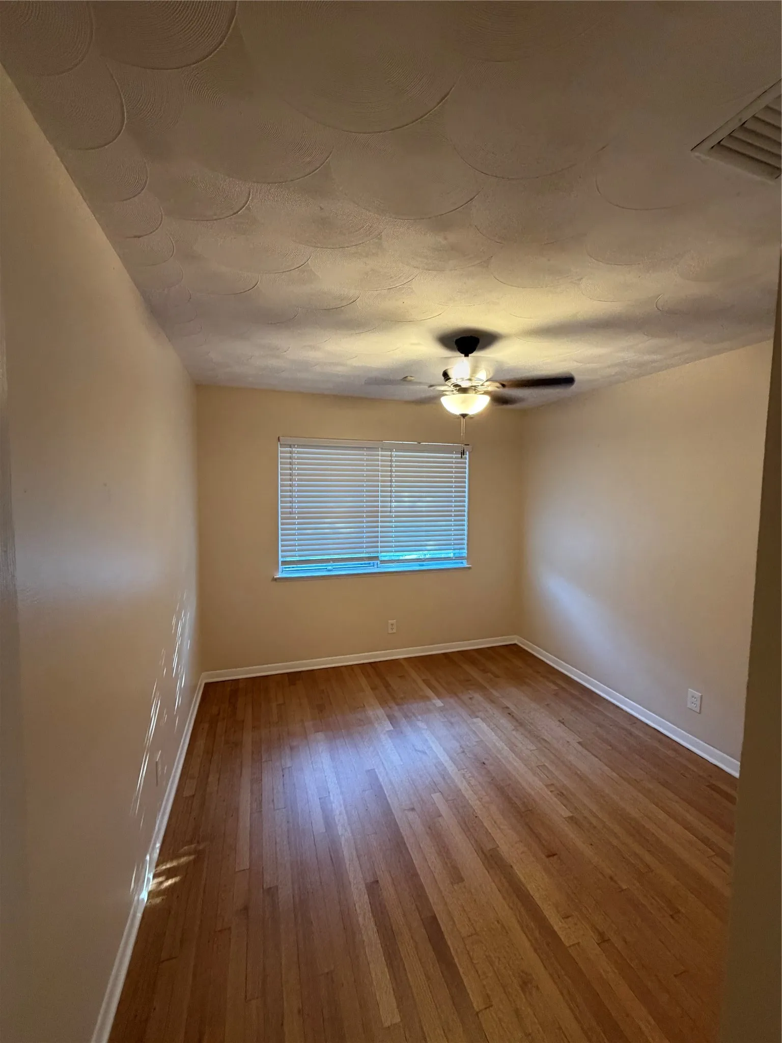 Single Family Residence For Rent in Dallas County , 2323 Springhill Drive, Dallas, Texas 75228, 3 Bedroom, 2 Bathroom, 2 Garage spaces, 1,783 Sqft, built in 1960, mls#21375047, Real Estate Agent in Dallas, Homes For Rent in Dallas county, Homes For Rent in Dallas, Realtor in Dallas Texas, Real Estate Brokerage Independent Realty Texas, Luminita Cordes Realtor