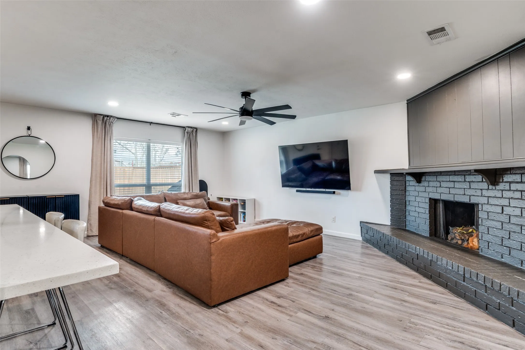 Single Family Residence For Sale in Dallas County , 1609 Lyric Drive, Garland, Texas 75040, 3 Bedroom, 2 Bathroom, 2 Garage spaces, 1,369 Sqft, built in 1977, mls#21373978, Real Estate Agent in Garland, Homes For Sale in Dallas county, Homes For Sale in Garland, Realtor in Garland Texas, Real Estate Brokerage Independent Realty Texas, Luminita Cordes Realtor