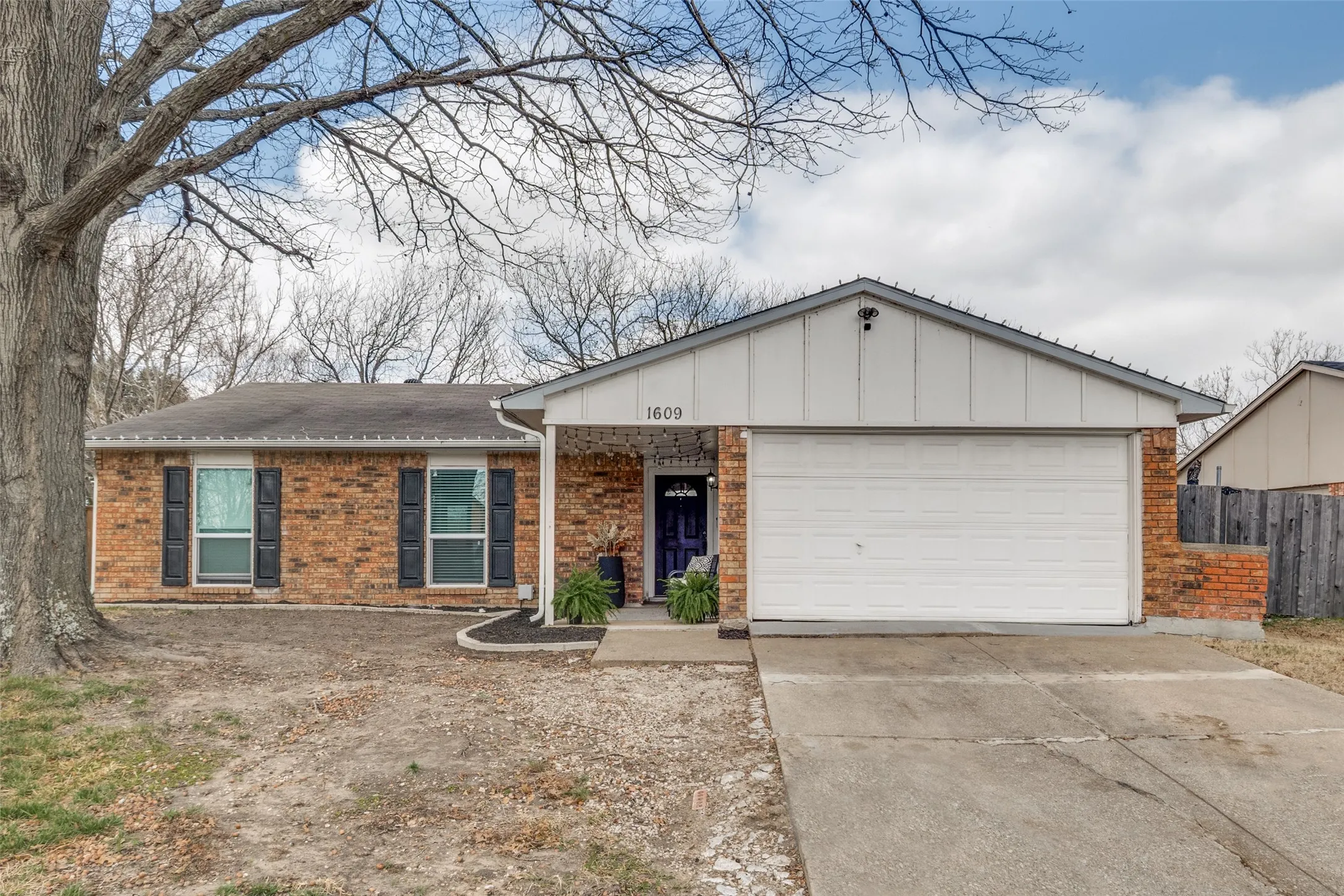Single Family Residence For Sale in Dallas County , 1609 Lyric Drive, Garland, Texas 75040, 3 Bedroom, 2 Bathroom, 2 Garage spaces, 1,369 Sqft, built in 1977, mls#21373978, Real Estate Agent in Garland, Homes For Sale in Dallas county, Homes For Sale in Garland, Realtor in Garland Texas, Real Estate Brokerage Independent Realty Texas, Luminita Cordes Realtor
