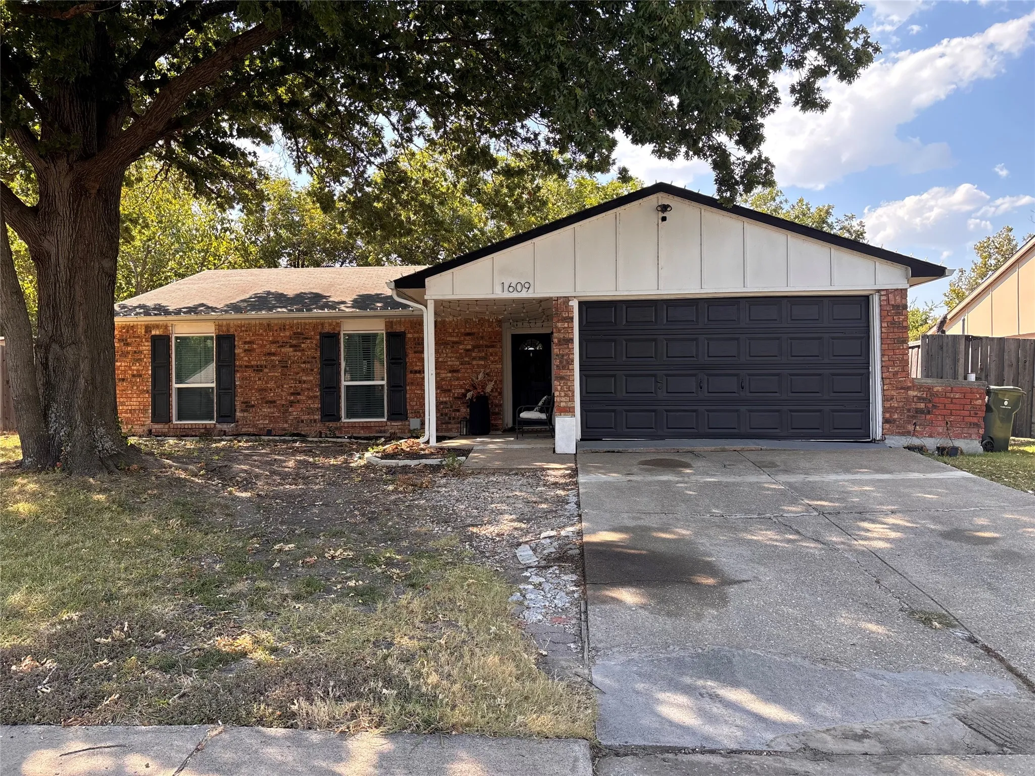 Single Family Residence For Sale in Dallas County , 1609 Lyric Drive, Garland, Texas 75040, 3 Bedroom, 2 Bathroom, 2 Garage spaces, 1,369 Sqft, built in 1977, mls#21373978, Real Estate Agent in Garland, Homes For Sale in Dallas county, Homes For Sale in Garland, Realtor in Garland Texas, Real Estate Brokerage Independent Realty Texas, Luminita Cordes Realtor