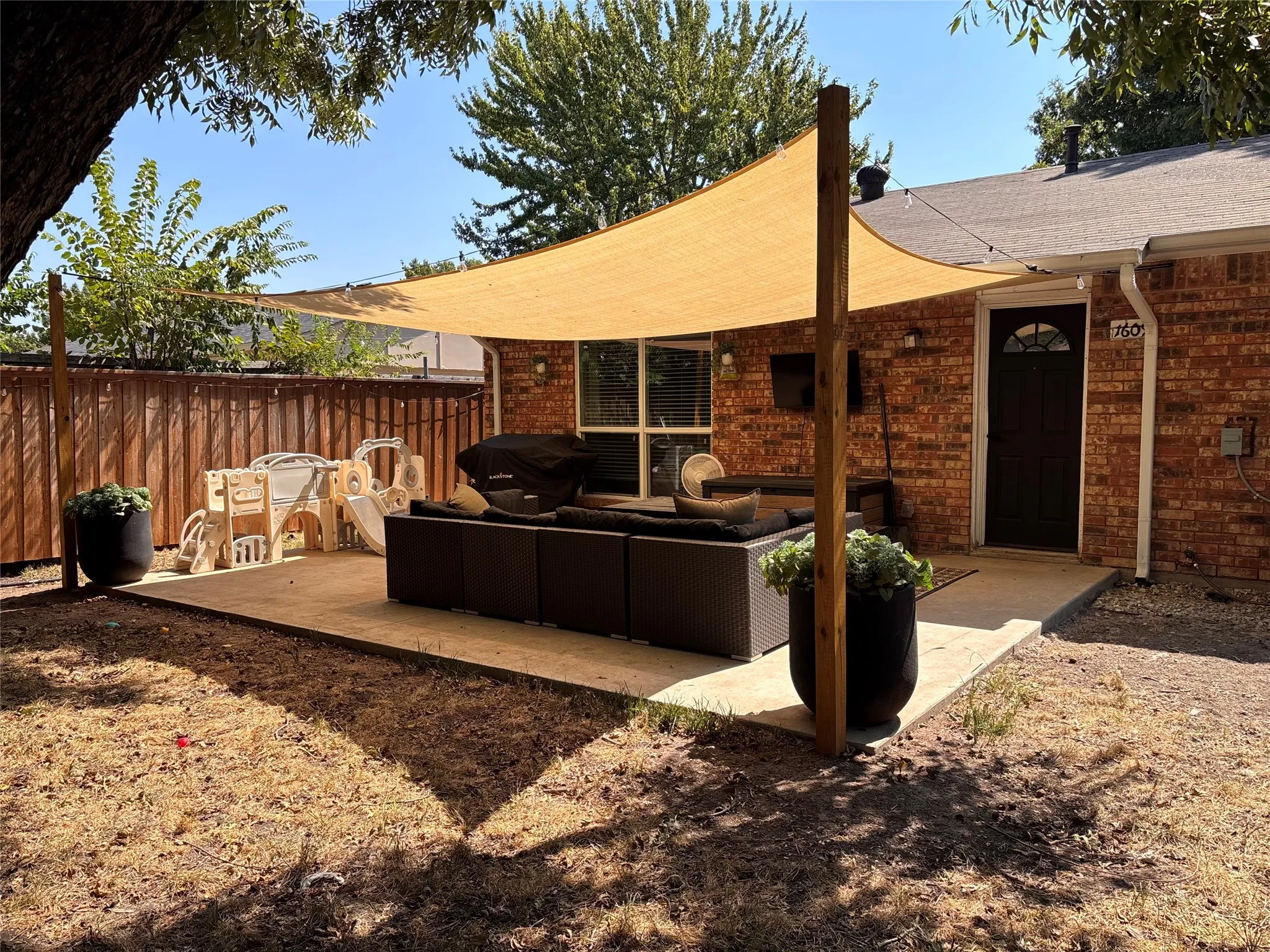 Single Family Residence For Sale in Dallas County , 1609 Lyric Drive, Garland, Texas 75040, 3 Bedroom, 2 Bathroom, 2 Garage spaces, 1,369 Sqft, built in 1977, mls#21373978, Real Estate Agent in Garland, Homes For Sale in Dallas county, Homes For Sale in Garland, Realtor in Garland Texas, Real Estate Brokerage Independent Realty Texas, Luminita Cordes Realtor