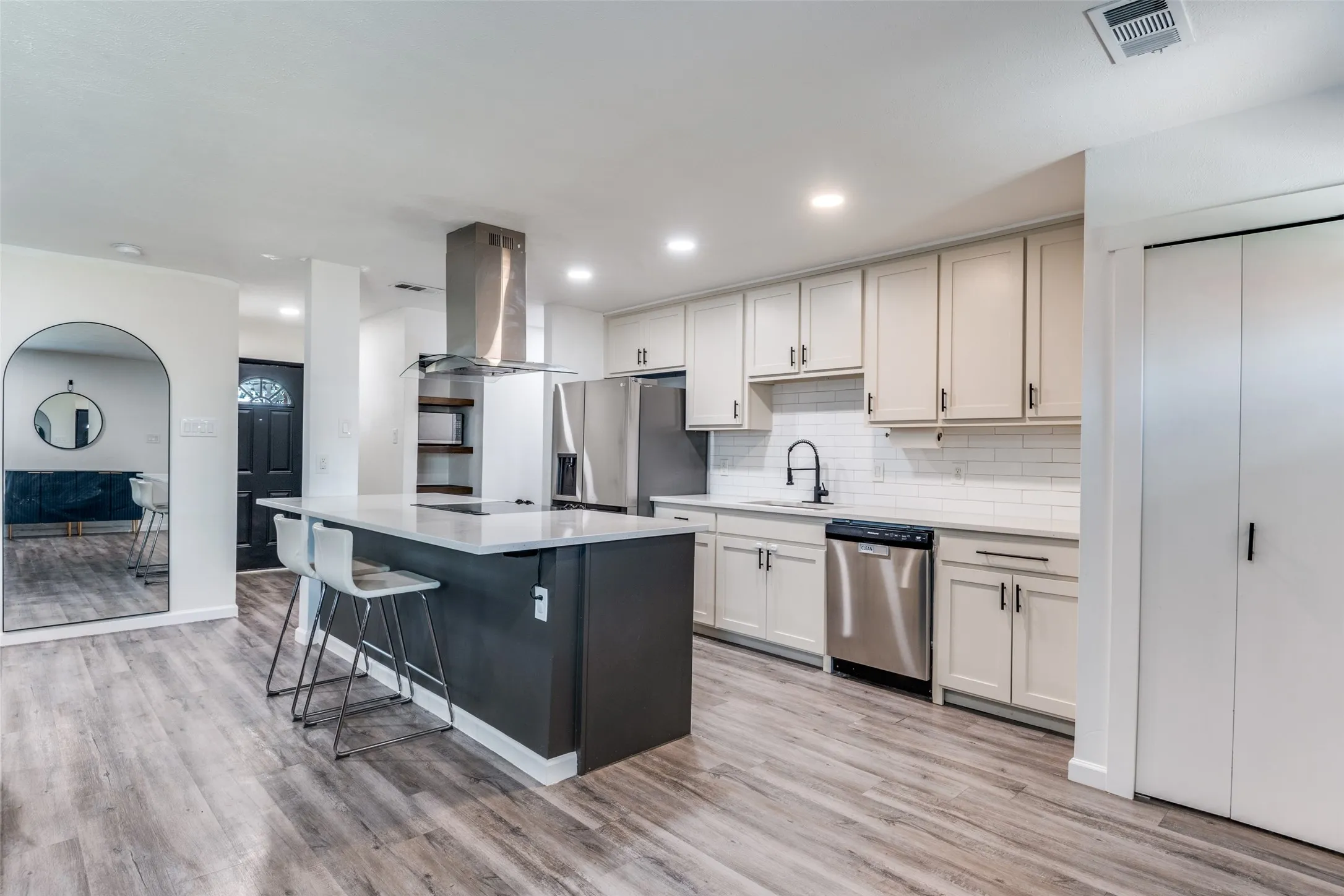 Single Family Residence For Sale in Dallas County , 1609 Lyric Drive, Garland, Texas 75040, 3 Bedroom, 2 Bathroom, 2 Garage spaces, 1,369 Sqft, built in 1977, mls#21373978, Real Estate Agent in Garland, Homes For Sale in Dallas county, Homes For Sale in Garland, Realtor in Garland Texas, Real Estate Brokerage Independent Realty Texas, Luminita Cordes Realtor
