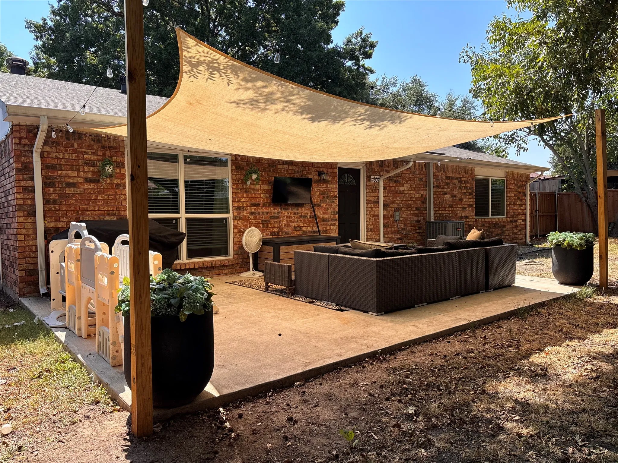 Single Family Residence For Sale in Dallas County , 1609 Lyric Drive, Garland, Texas 75040, 3 Bedroom, 2 Bathroom, 2 Garage spaces, 1,369 Sqft, built in 1977, mls#21373978, Real Estate Agent in Garland, Homes For Sale in Dallas county, Homes For Sale in Garland, Realtor in Garland Texas, Real Estate Brokerage Independent Realty Texas, Luminita Cordes Realtor