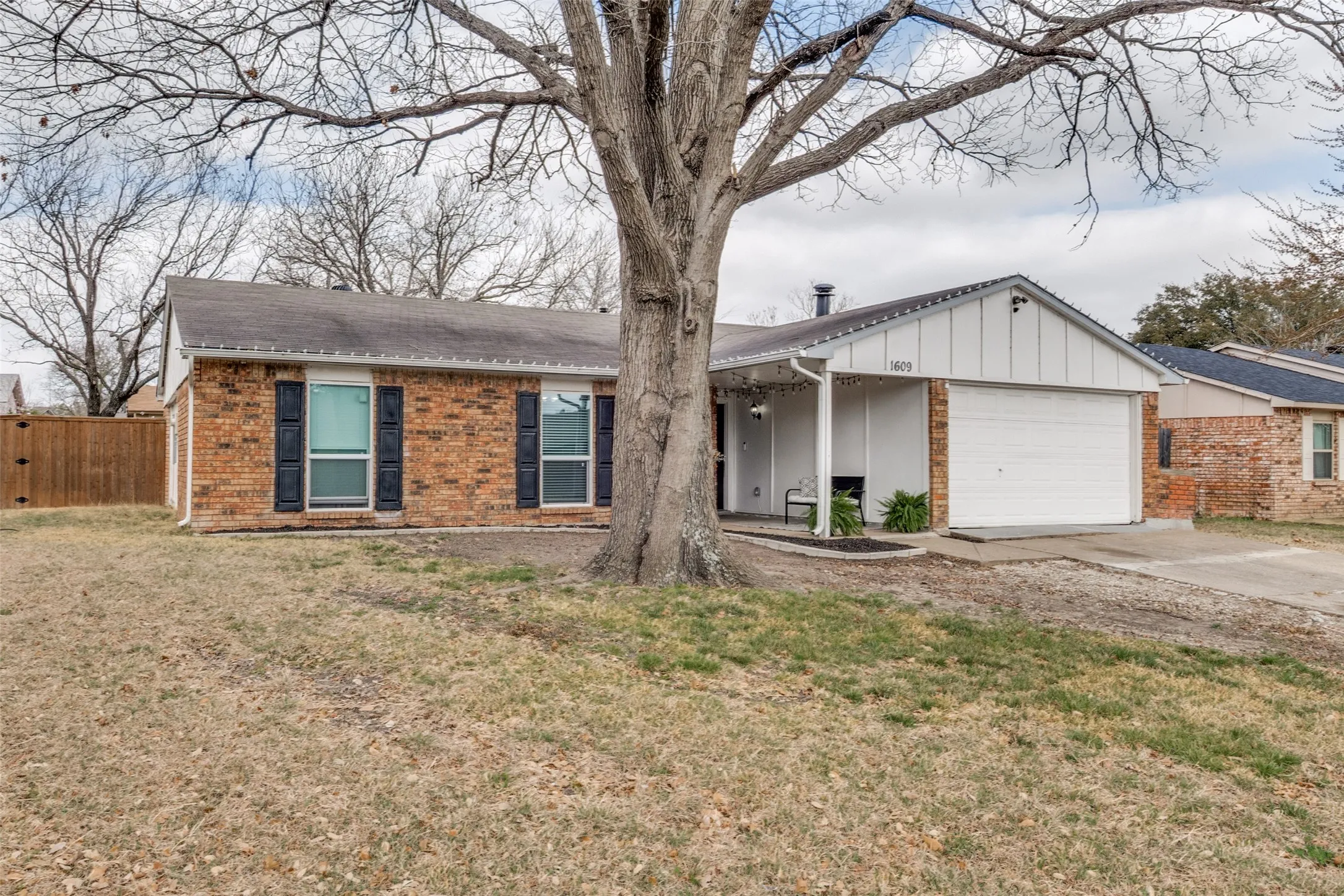 Single Family Residence For Sale in Dallas County , 1609 Lyric Drive, Garland, Texas 75040, 3 Bedroom, 2 Bathroom, 2 Garage spaces, 1,369 Sqft, built in 1977, mls#21373978, Real Estate Agent in Garland, Homes For Sale in Dallas county, Homes For Sale in Garland, Realtor in Garland Texas, Real Estate Brokerage Independent Realty Texas, Luminita Cordes Realtor