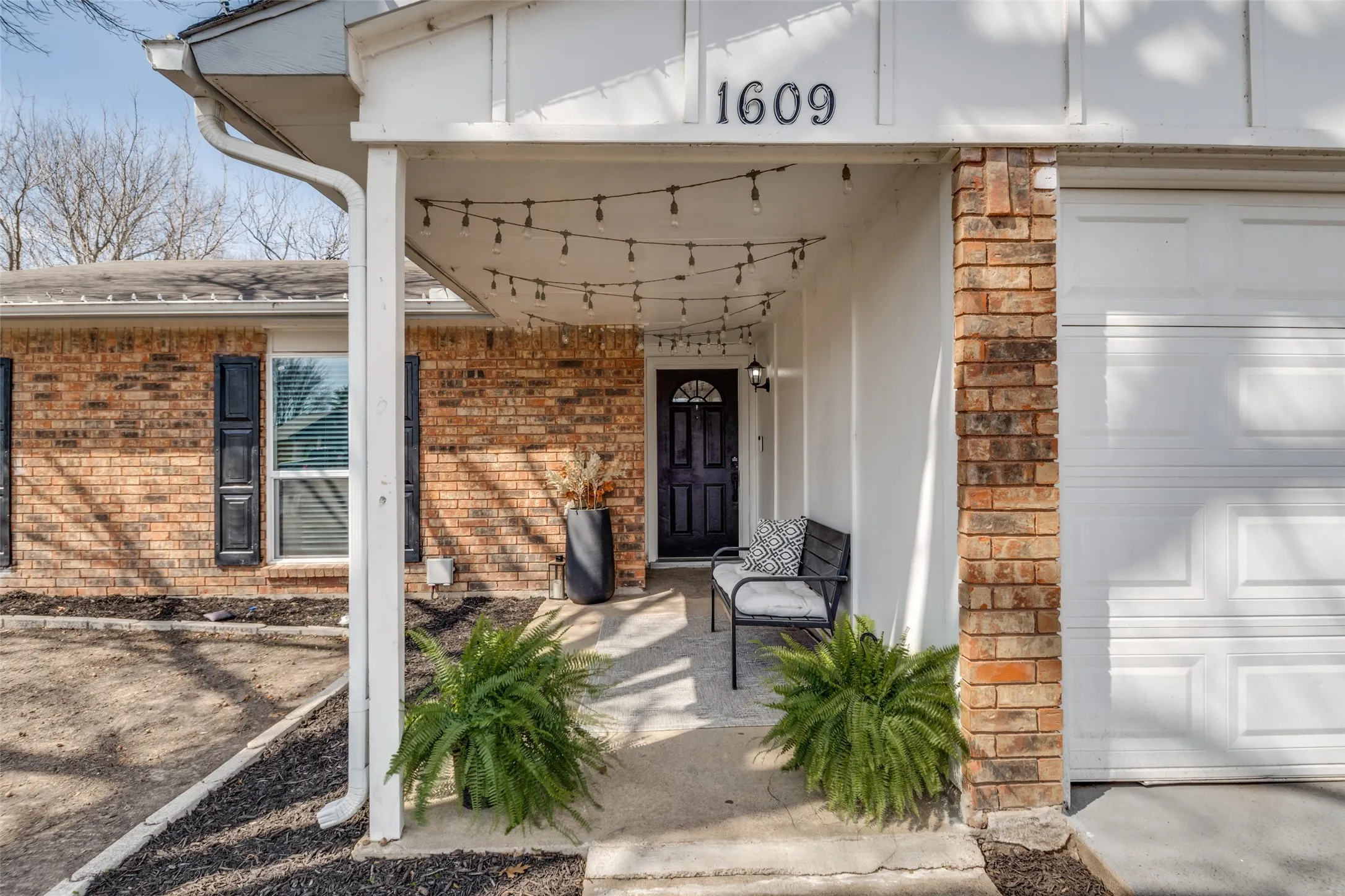Single Family Residence For Sale in Dallas County , 1609 Lyric Drive, Garland, Texas 75040, 3 Bedroom, 2 Bathroom, 2 Garage spaces, 1,369 Sqft, built in 1977, mls#21373978, Real Estate Agent in Garland, Homes For Sale in Dallas county, Homes For Sale in Garland, Realtor in Garland Texas, Real Estate Brokerage Independent Realty Texas, Luminita Cordes Realtor