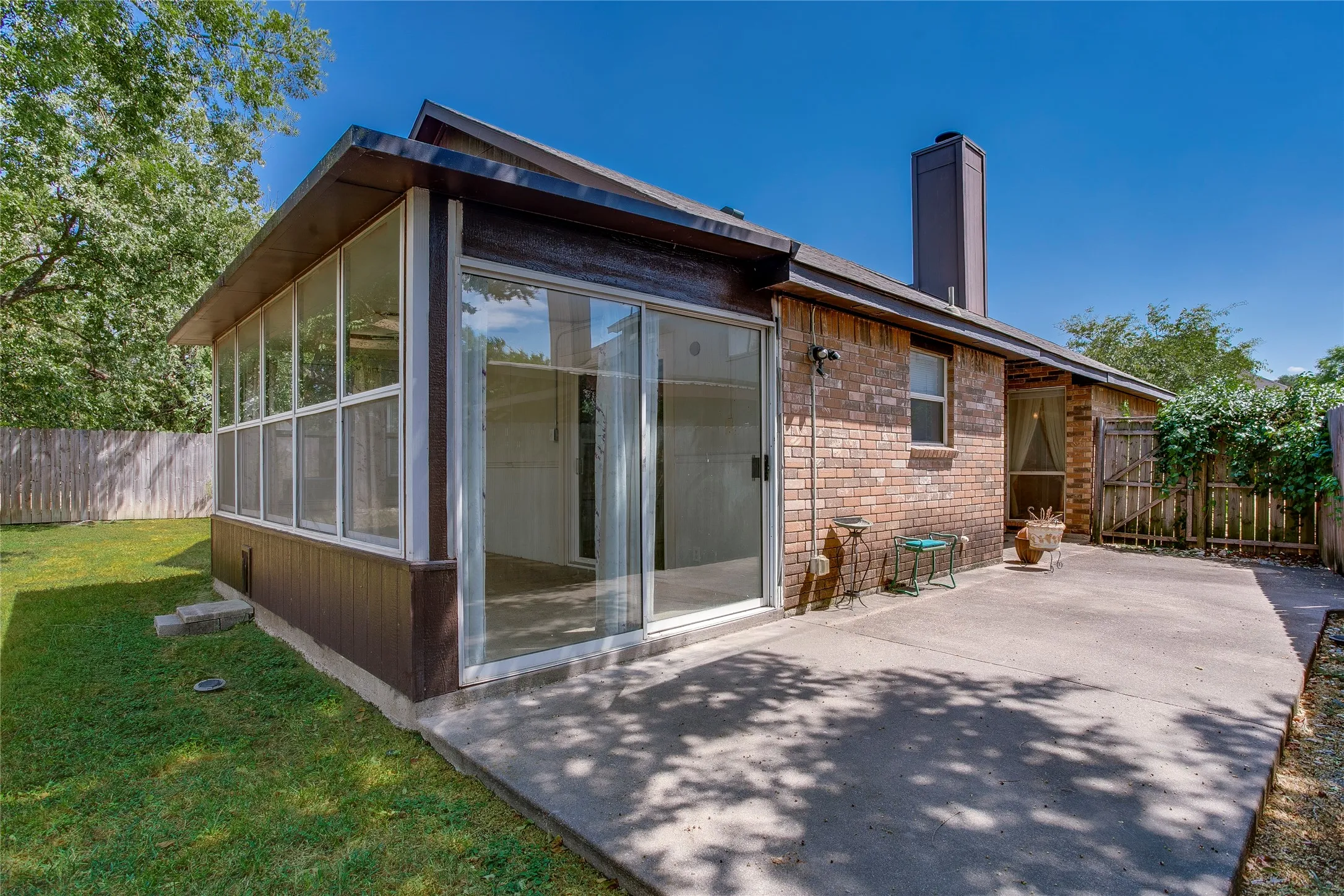 Single Family Residence For Sale in Dallas County , 1114 Brewer Drive, Cedar Hill, Texas 75104, 3 Bedroom, 2 Bathroom, 2 Garage spaces, 1,482 Sqft, built in 1987, mls#21371172, Real Estate Agent in Cedar Hill, Homes For Sale in Dallas county, Homes For Sale in Cedar Hill, Realtor in Cedar Hill Texas, Real Estate Brokerage Independent Realty Texas, Luminita Cordes Realtor
