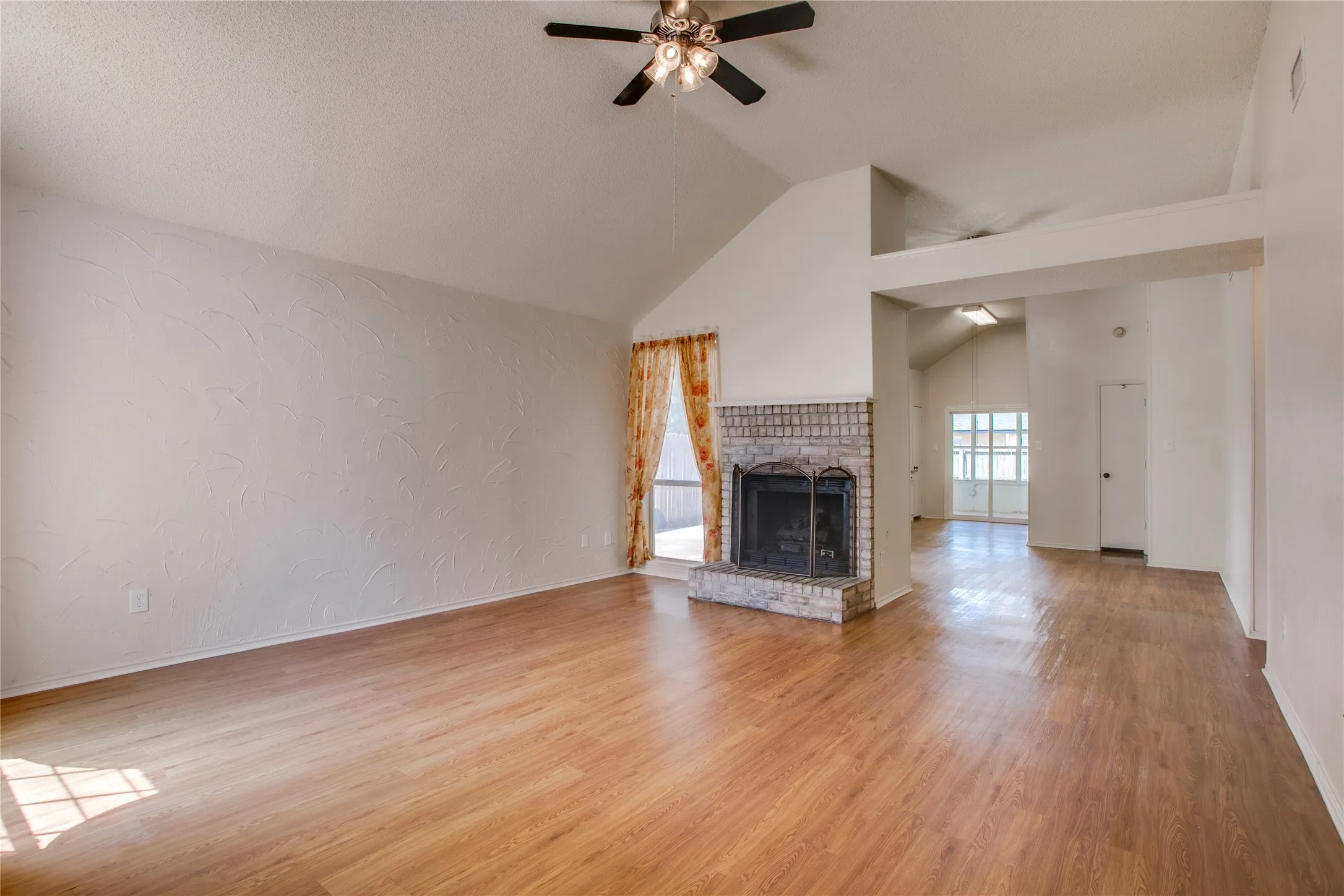 Single Family Residence For Sale in Dallas County , 1114 Brewer Drive, Cedar Hill, Texas 75104, 3 Bedroom, 2 Bathroom, 2 Garage spaces, 1,482 Sqft, built in 1987, mls#21371172, Real Estate Agent in Cedar Hill, Homes For Sale in Dallas county, Homes For Sale in Cedar Hill, Realtor in Cedar Hill Texas, Real Estate Brokerage Independent Realty Texas, Luminita Cordes Realtor