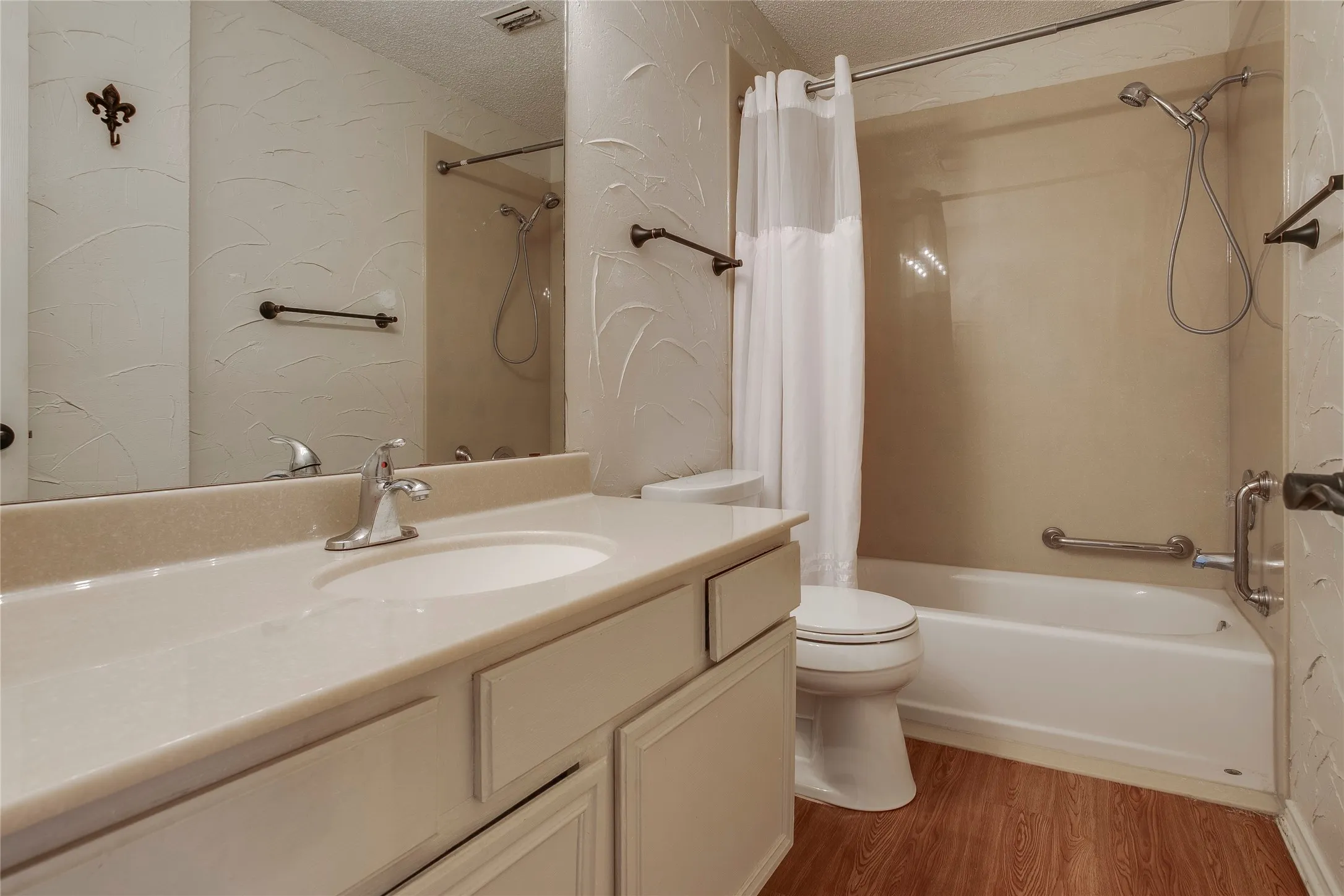 Single Family Residence For Sale in Dallas County , 1114 Brewer Drive, Cedar Hill, Texas 75104, 3 Bedroom, 2 Bathroom, 2 Garage spaces, 1,482 Sqft, built in 1987, mls#21371172, Real Estate Agent in Cedar Hill, Homes For Sale in Dallas county, Homes For Sale in Cedar Hill, Realtor in Cedar Hill Texas, Real Estate Brokerage Independent Realty Texas, Luminita Cordes Realtor