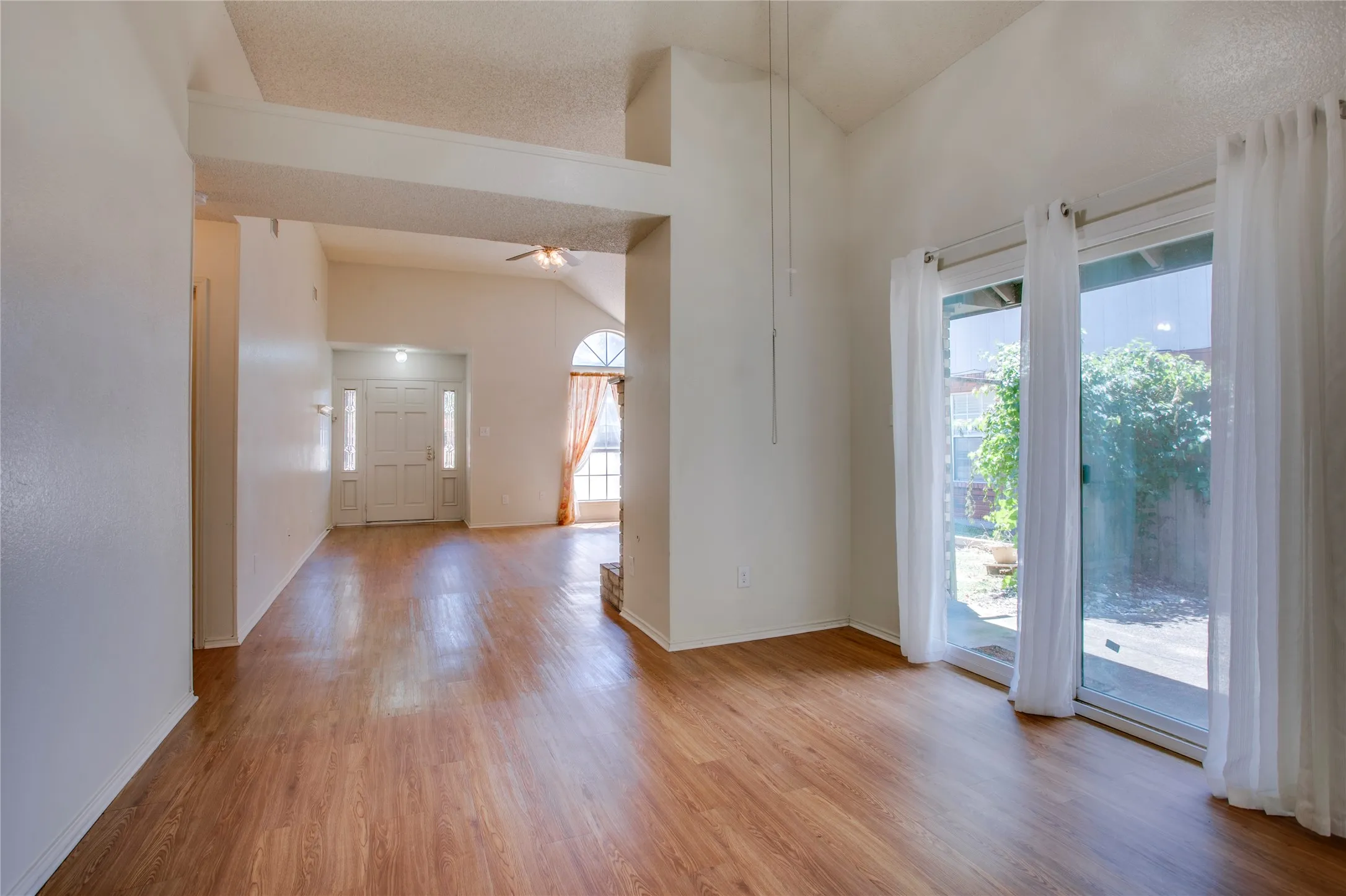 Single Family Residence For Sale in Dallas County , 1114 Brewer Drive, Cedar Hill, Texas 75104, 3 Bedroom, 2 Bathroom, 2 Garage spaces, 1,482 Sqft, built in 1987, mls#21371172, Real Estate Agent in Cedar Hill, Homes For Sale in Dallas county, Homes For Sale in Cedar Hill, Realtor in Cedar Hill Texas, Real Estate Brokerage Independent Realty Texas, Luminita Cordes Realtor