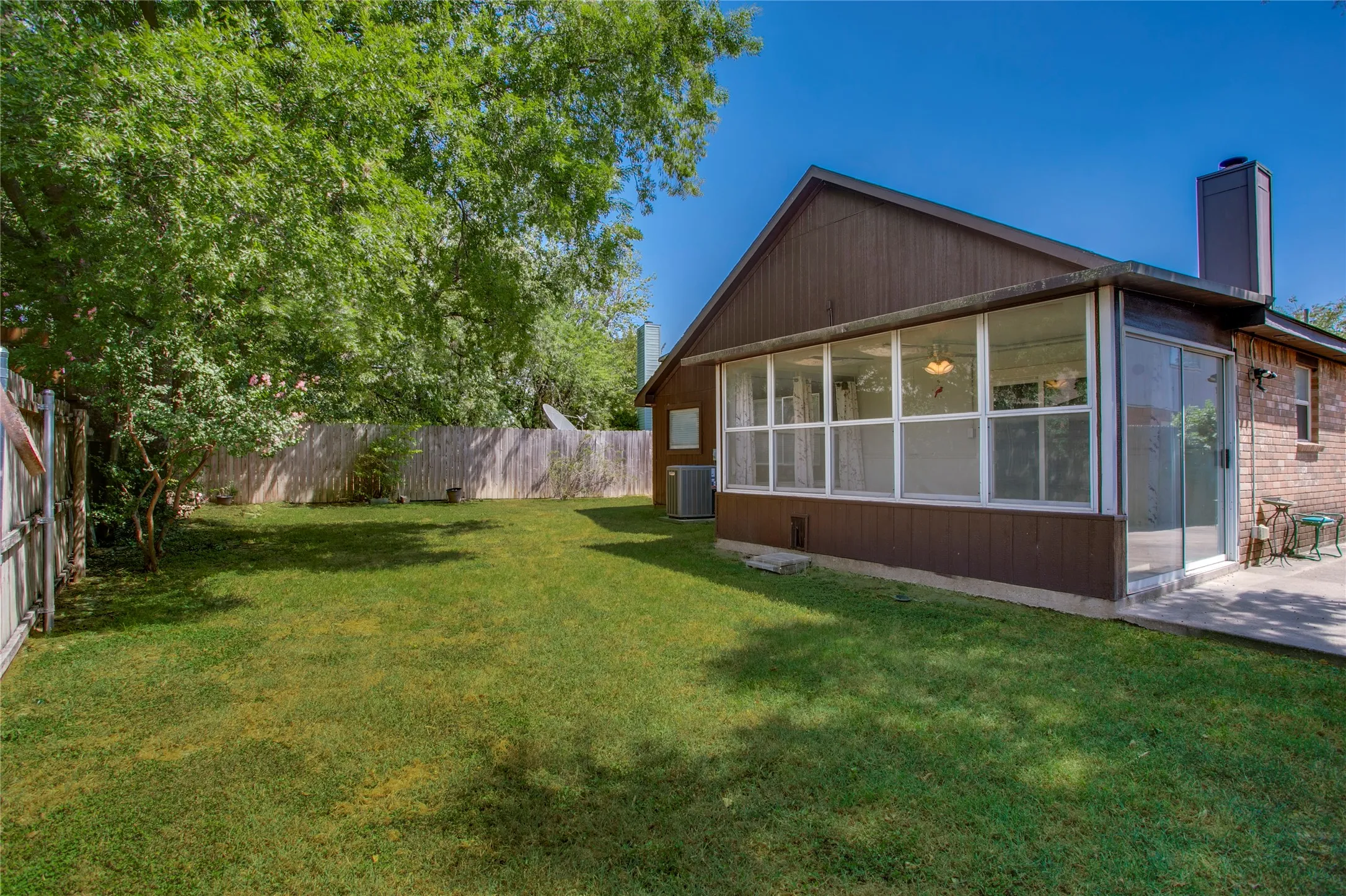 Single Family Residence For Sale in Dallas County , 1114 Brewer Drive, Cedar Hill, Texas 75104, 3 Bedroom, 2 Bathroom, 2 Garage spaces, 1,482 Sqft, built in 1987, mls#21371172, Real Estate Agent in Cedar Hill, Homes For Sale in Dallas county, Homes For Sale in Cedar Hill, Realtor in Cedar Hill Texas, Real Estate Brokerage Independent Realty Texas, Luminita Cordes Realtor