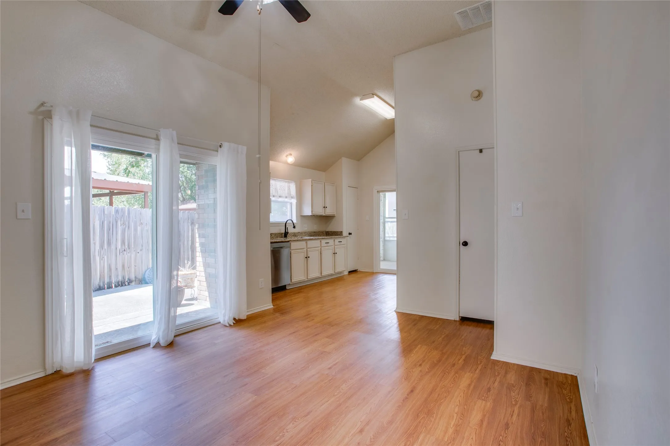 Single Family Residence For Sale in Dallas County , 1114 Brewer Drive, Cedar Hill, Texas 75104, 3 Bedroom, 2 Bathroom, 2 Garage spaces, 1,482 Sqft, built in 1987, mls#21371172, Real Estate Agent in Cedar Hill, Homes For Sale in Dallas county, Homes For Sale in Cedar Hill, Realtor in Cedar Hill Texas, Real Estate Brokerage Independent Realty Texas, Luminita Cordes Realtor