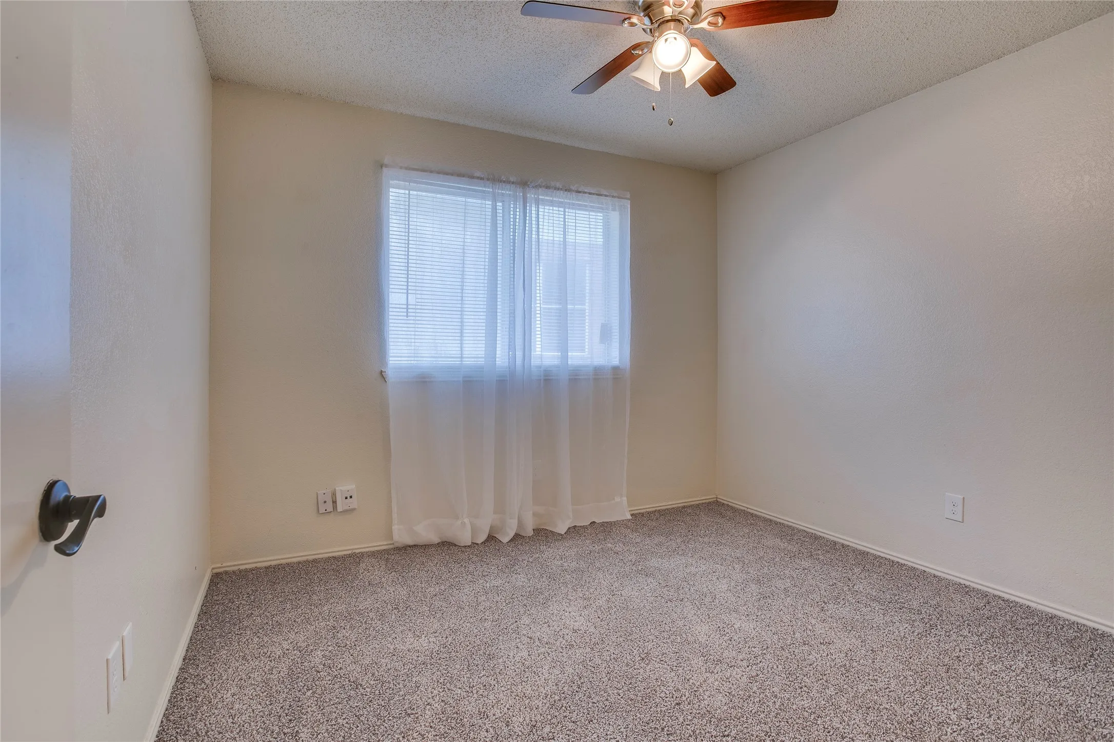 Single Family Residence For Sale in Dallas County , 1114 Brewer Drive, Cedar Hill, Texas 75104, 3 Bedroom, 2 Bathroom, 2 Garage spaces, 1,482 Sqft, built in 1987, mls#21371172, Real Estate Agent in Cedar Hill, Homes For Sale in Dallas county, Homes For Sale in Cedar Hill, Realtor in Cedar Hill Texas, Real Estate Brokerage Independent Realty Texas, Luminita Cordes Realtor