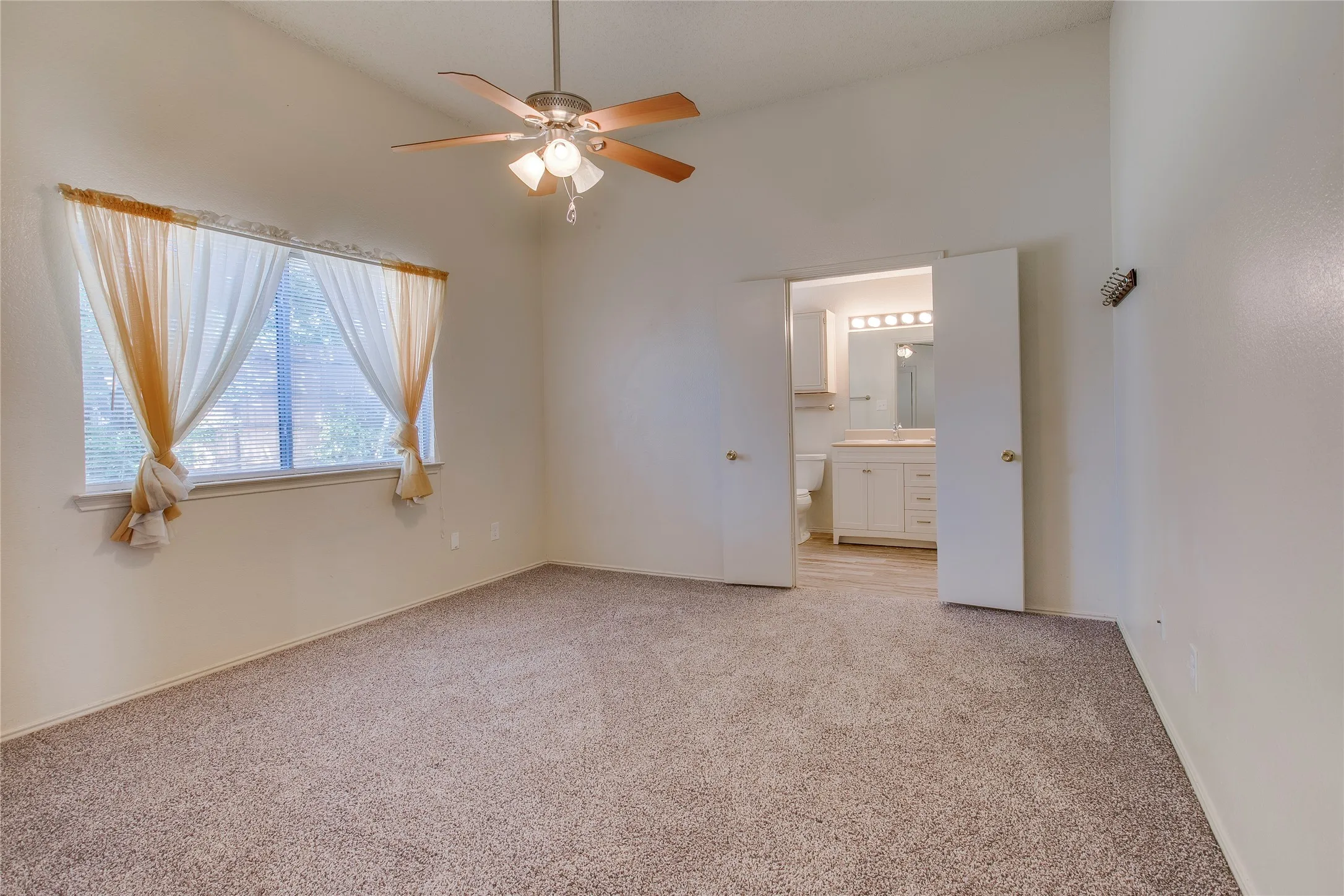 Single Family Residence For Sale in Dallas County , 1114 Brewer Drive, Cedar Hill, Texas 75104, 3 Bedroom, 2 Bathroom, 2 Garage spaces, 1,482 Sqft, built in 1987, mls#21371172, Real Estate Agent in Cedar Hill, Homes For Sale in Dallas county, Homes For Sale in Cedar Hill, Realtor in Cedar Hill Texas, Real Estate Brokerage Independent Realty Texas, Luminita Cordes Realtor