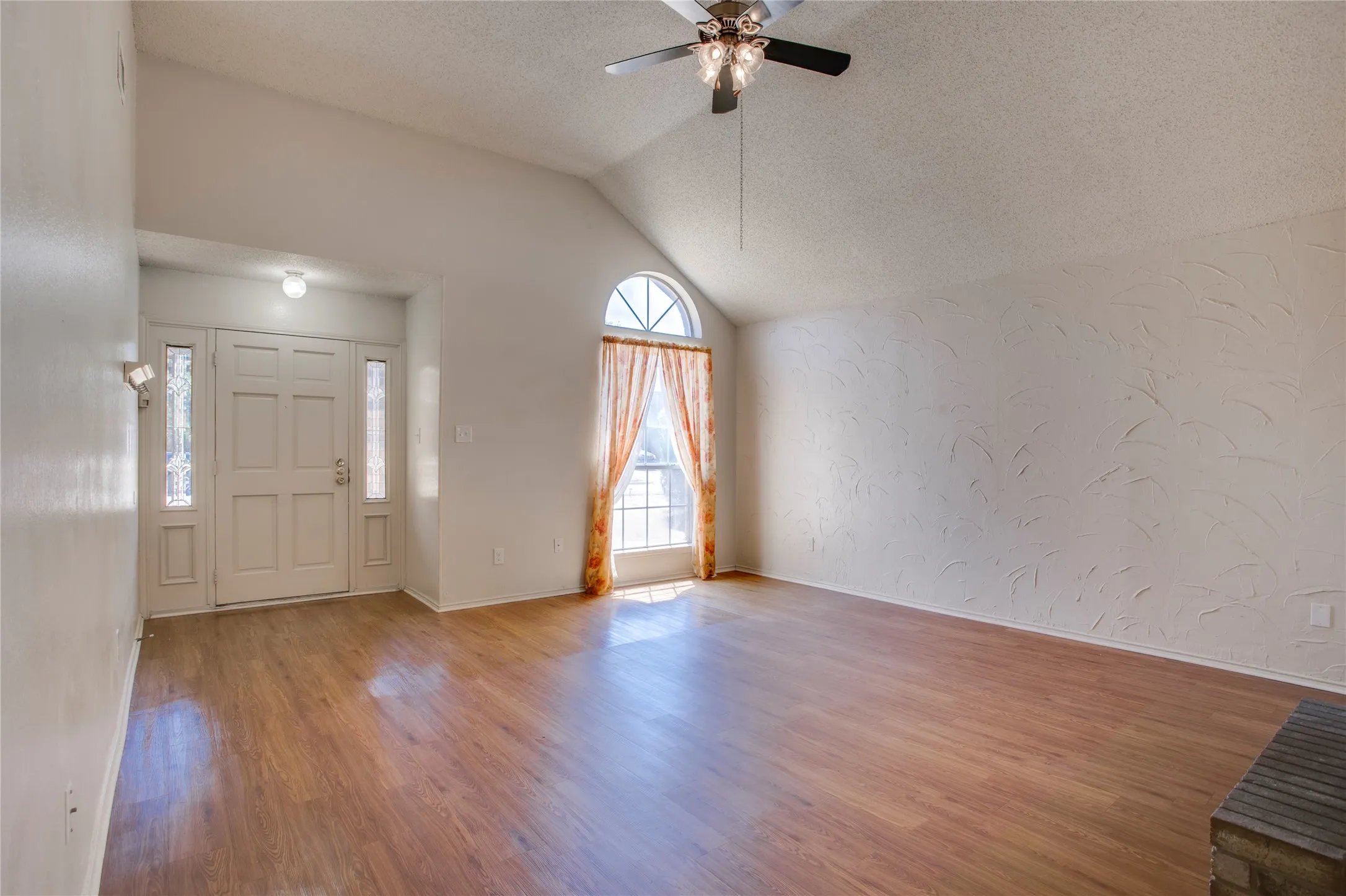 Single Family Residence For Sale in Dallas County , 1114 Brewer Drive, Cedar Hill, Texas 75104, 3 Bedroom, 2 Bathroom, 2 Garage spaces, 1,482 Sqft, built in 1987, mls#21371172, Real Estate Agent in Cedar Hill, Homes For Sale in Dallas county, Homes For Sale in Cedar Hill, Realtor in Cedar Hill Texas, Real Estate Brokerage Independent Realty Texas, Luminita Cordes Realtor