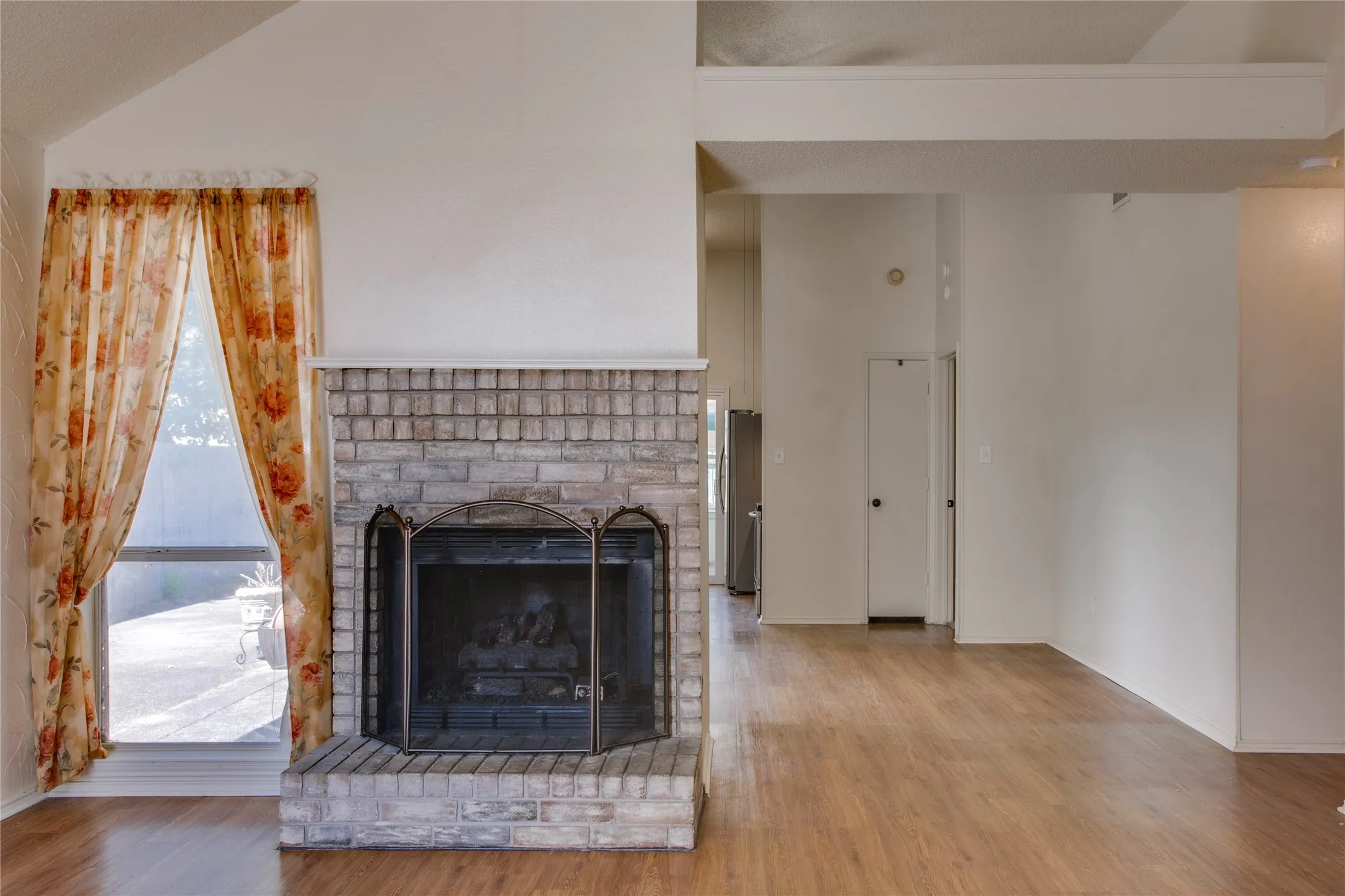 Single Family Residence For Sale in Dallas County , 1114 Brewer Drive, Cedar Hill, Texas 75104, 3 Bedroom, 2 Bathroom, 2 Garage spaces, 1,482 Sqft, built in 1987, mls#21371172, Real Estate Agent in Cedar Hill, Homes For Sale in Dallas county, Homes For Sale in Cedar Hill, Realtor in Cedar Hill Texas, Real Estate Brokerage Independent Realty Texas, Luminita Cordes Realtor