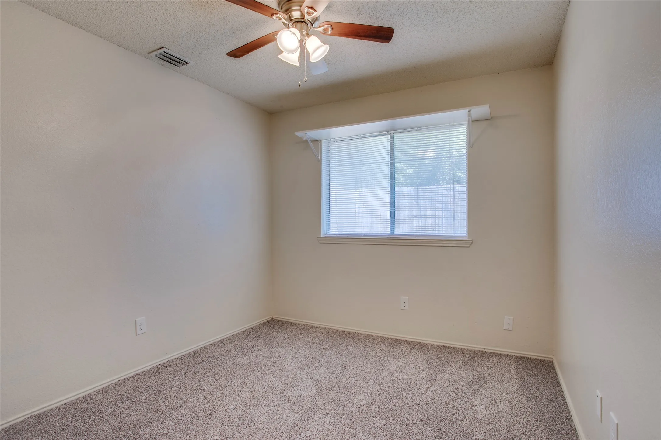 Single Family Residence For Sale in Dallas County , 1114 Brewer Drive, Cedar Hill, Texas 75104, 3 Bedroom, 2 Bathroom, 2 Garage spaces, 1,482 Sqft, built in 1987, mls#21371172, Real Estate Agent in Cedar Hill, Homes For Sale in Dallas county, Homes For Sale in Cedar Hill, Realtor in Cedar Hill Texas, Real Estate Brokerage Independent Realty Texas, Luminita Cordes Realtor