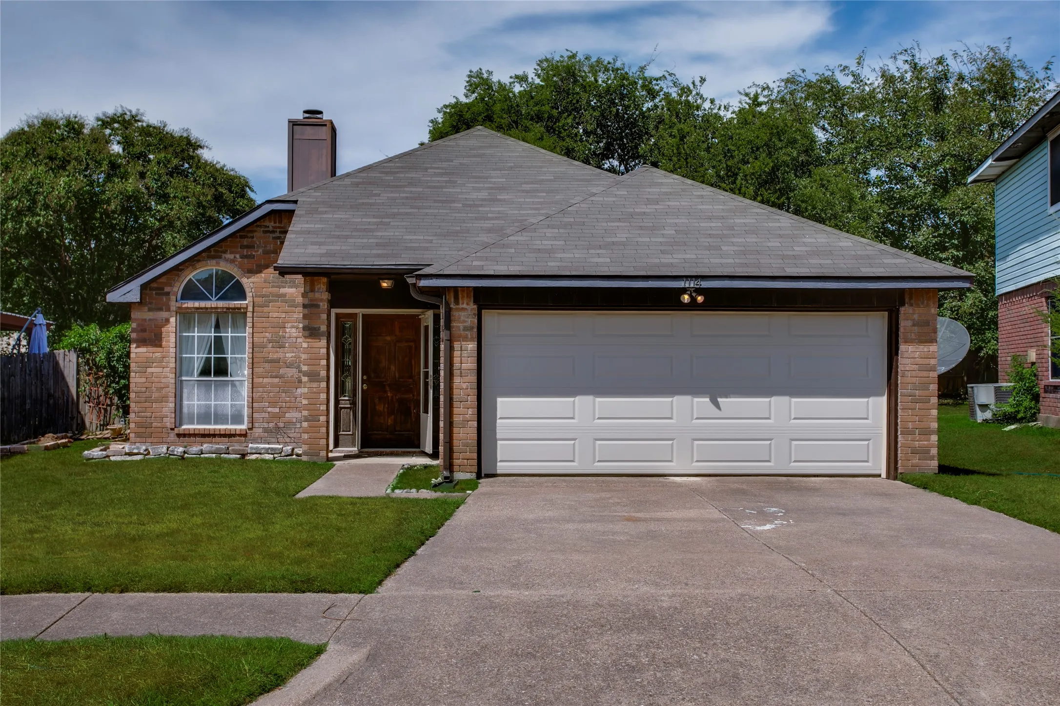 Single Family Residence For Sale in Dallas County , 1114 Brewer Drive, Cedar Hill, Texas 75104, 3 Bedroom, 2 Bathroom, 2 Garage spaces, 1,482 Sqft, built in 1987, mls#21371172, Real Estate Agent in Cedar Hill, Homes For Sale in Dallas county, Homes For Sale in Cedar Hill, Realtor in Cedar Hill Texas, Real Estate Brokerage Independent Realty Texas, Luminita Cordes Realtor