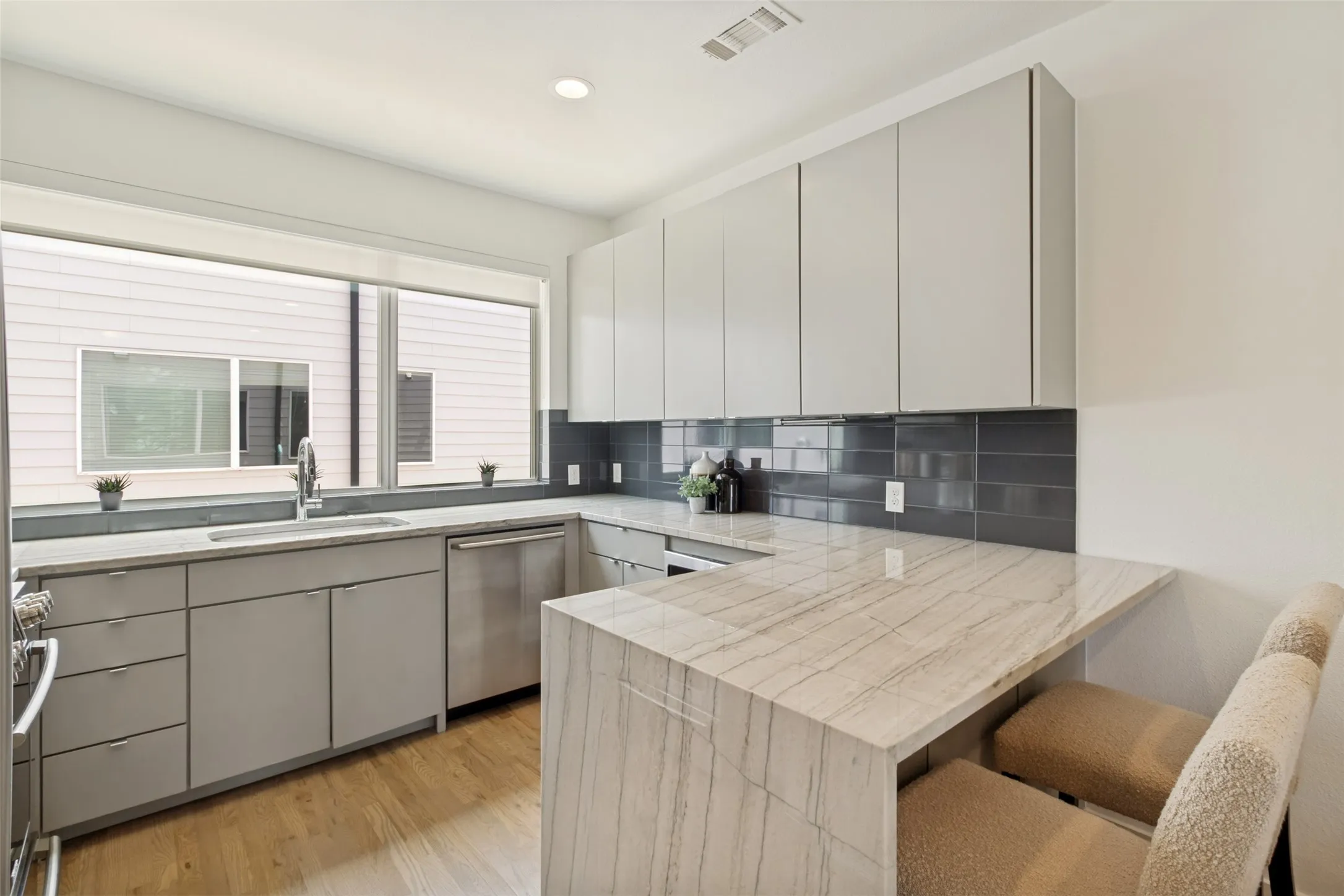 Condominium For Sale in Dallas County , 1430 Grigsby Avenue 104, Dallas, Texas 75204, 2 Bedroom, 3 Bathroom, 2 Garage spaces, 1,596 Sqft, built in 2017, mls#21373843, Real Estate Agent in Dallas, Homes For Sale in Dallas county, Homes For Sale in Dallas, Realtor in Dallas Texas, Real Estate Brokerage Independent Realty Texas, Luminita Cordes Realtor