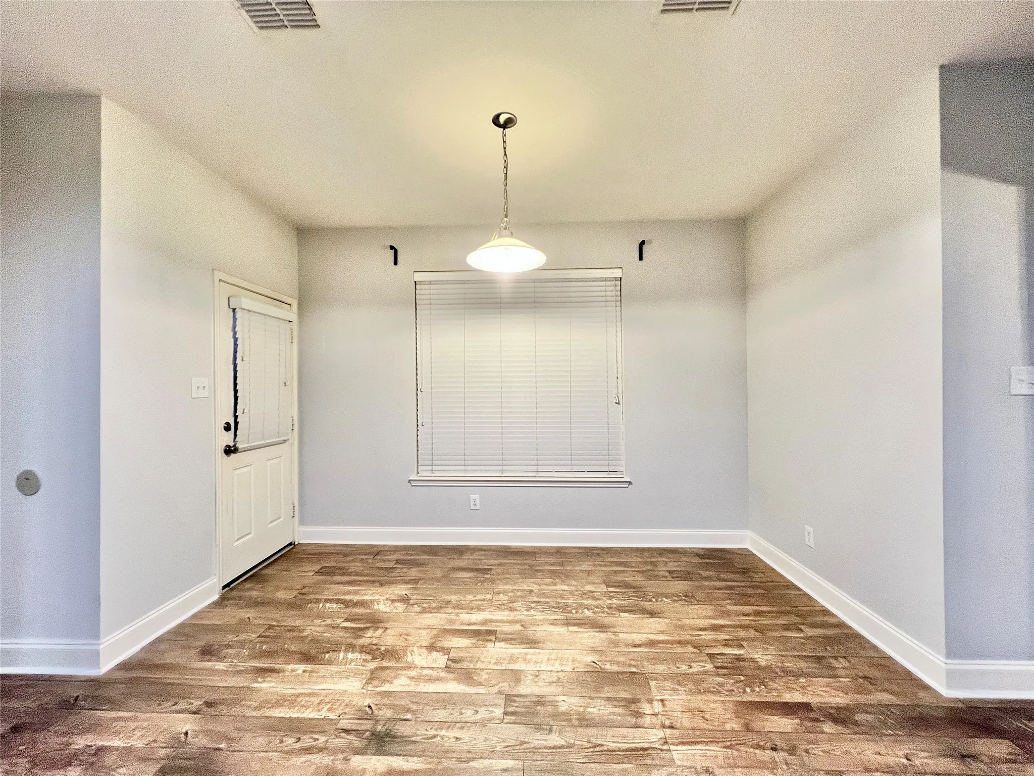 Single Family Residence For Sale in Dallas County , 1128 Jamie Drive, Grand Prairie, Texas 75052, 3 Bedroom, 3 Bathroom, 2 Garage spaces, 1,607 Sqft, built in 2005, mls#21375099, Real Estate Agent in Grand Prairie, Homes For Sale in Dallas county, Homes For Sale in Grand Prairie, Realtor in Grand Prairie Texas, Real Estate Brokerage Independent Realty Texas, Luminita Cordes Realtor