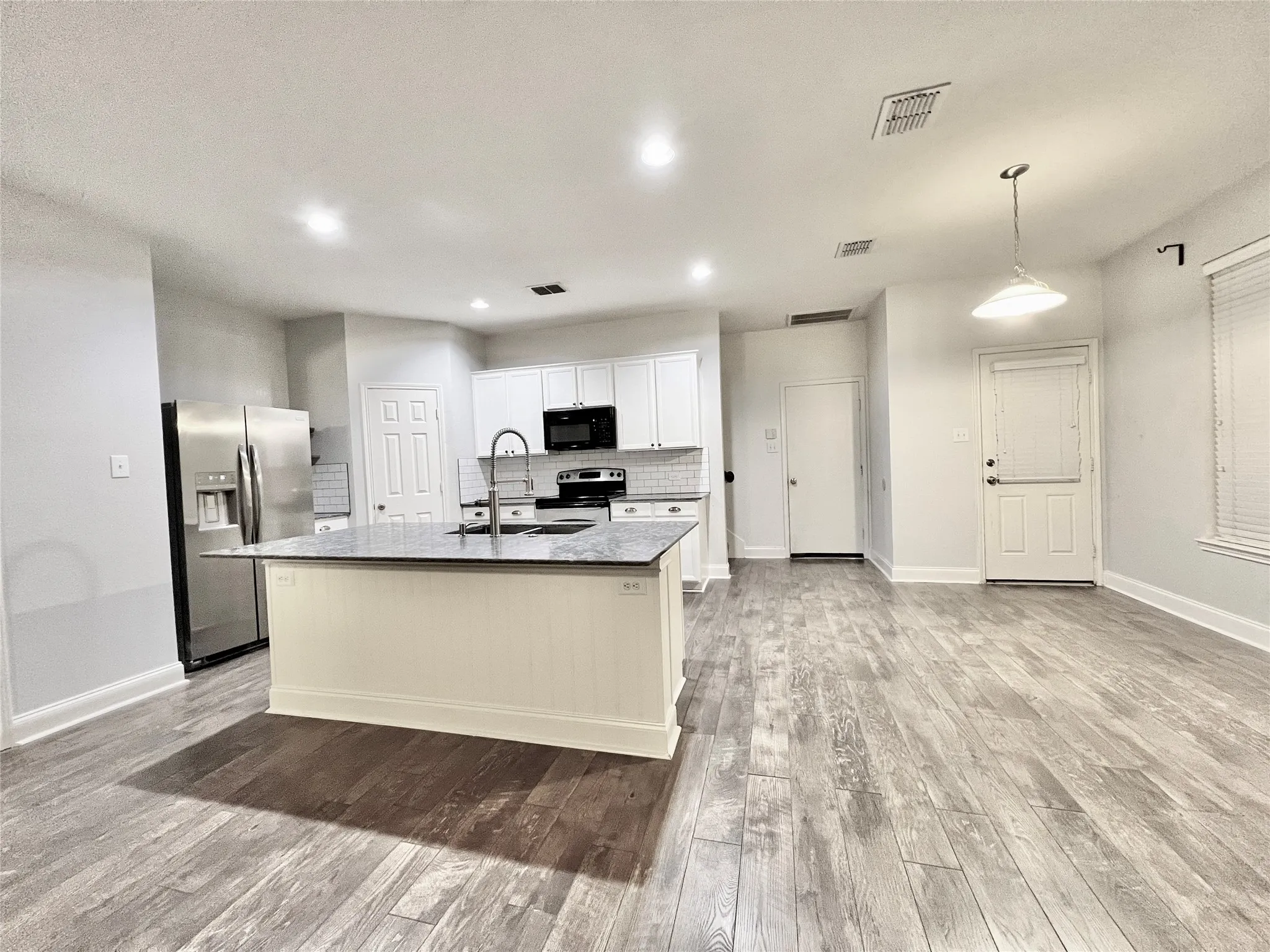 Single Family Residence For Sale in Dallas County , 1128 Jamie Drive, Grand Prairie, Texas 75052, 3 Bedroom, 3 Bathroom, 2 Garage spaces, 1,607 Sqft, built in 2005, mls#21375099, Real Estate Agent in Grand Prairie, Homes For Sale in Dallas county, Homes For Sale in Grand Prairie, Realtor in Grand Prairie Texas, Real Estate Brokerage Independent Realty Texas, Luminita Cordes Realtor