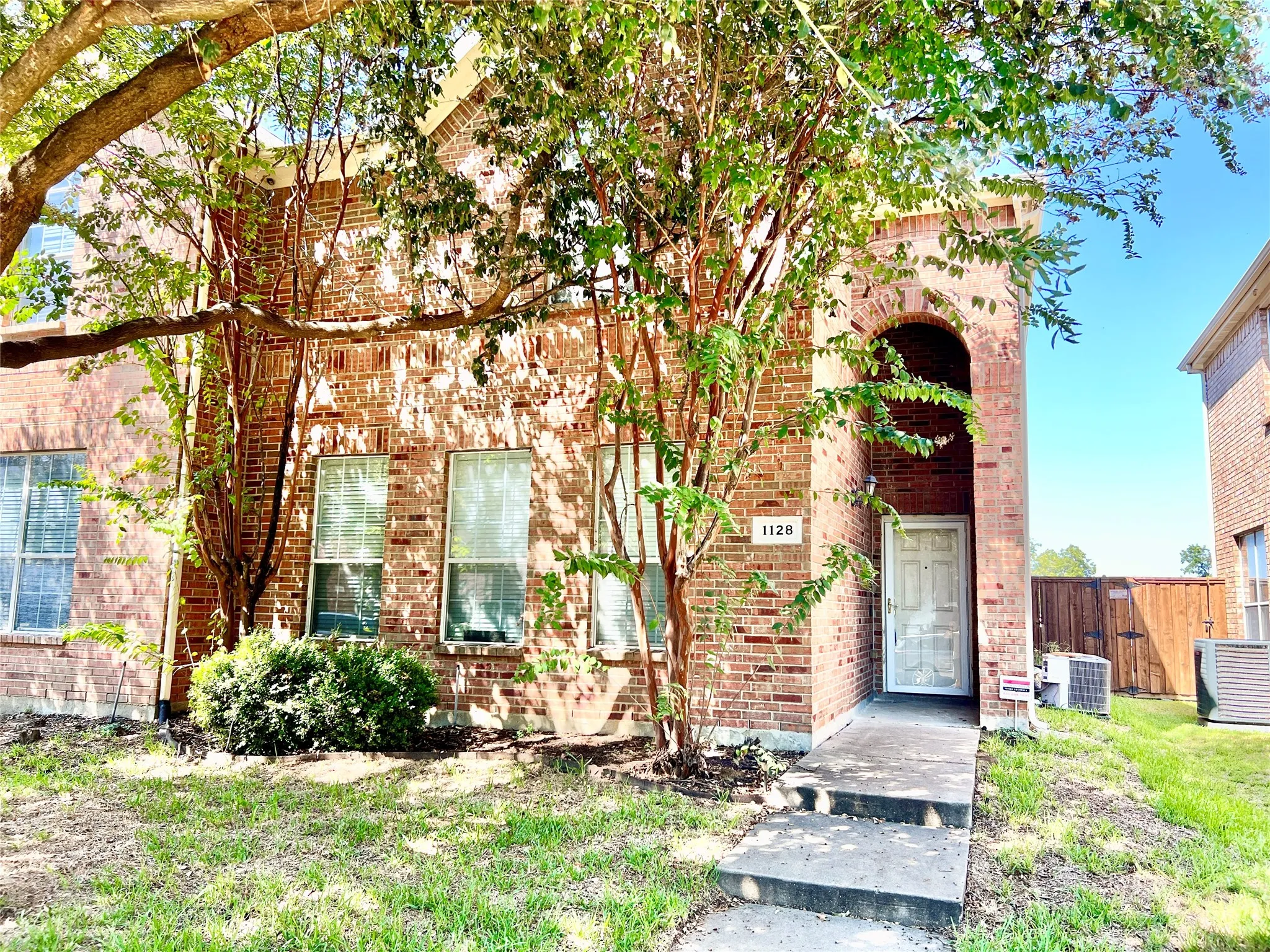 Single Family Residence For Sale in Dallas County , 1128 Jamie Drive, Grand Prairie, Texas 75052, 3 Bedroom, 3 Bathroom, 2 Garage spaces, 1,607 Sqft, built in 2005, mls#21375099, Real Estate Agent in Grand Prairie, Homes For Sale in Dallas county, Homes For Sale in Grand Prairie, Realtor in Grand Prairie Texas, Real Estate Brokerage Independent Realty Texas, Luminita Cordes Realtor