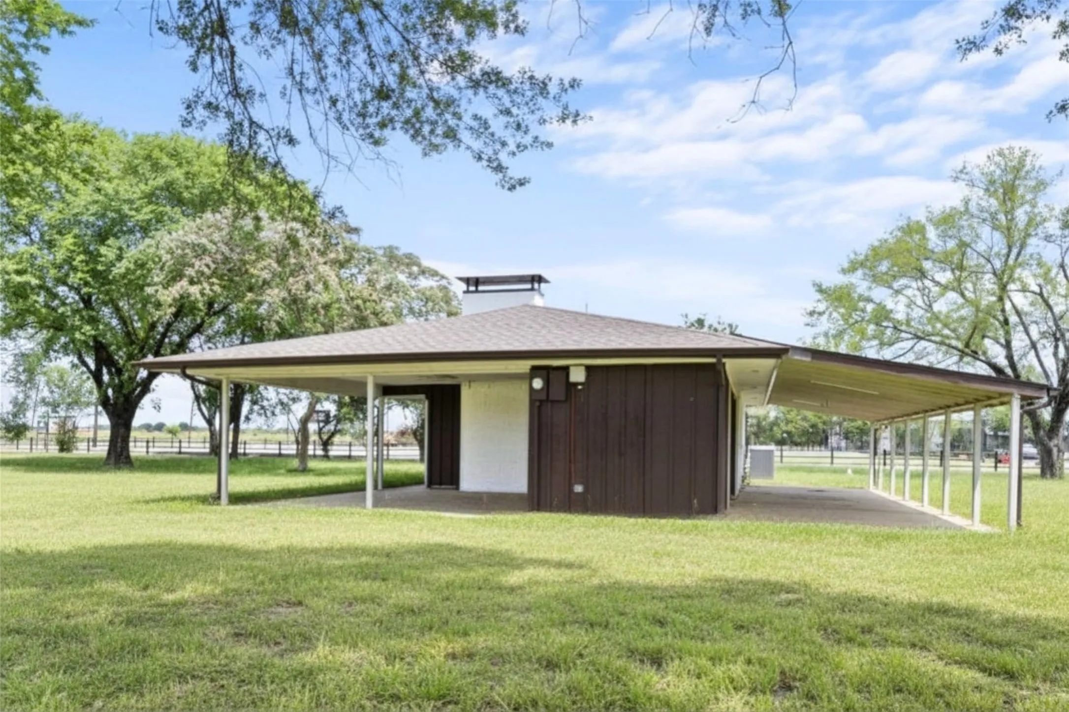Single Family Residence For Sale in Fannin County , 5772 N State Highway 78, Bonham, Texas 75418, 3 Bedroom, 1 Bathroom, Garage spaces, 1,495 Sqft, built in 1967, mls#21375114, Real Estate Agent in Bonham, Homes For Sale in Fannin county, Homes For Sale in Bonham, Realtor in Bonham Texas, Real Estate Brokerage Independent Realty Texas, Luminita Cordes Realtor