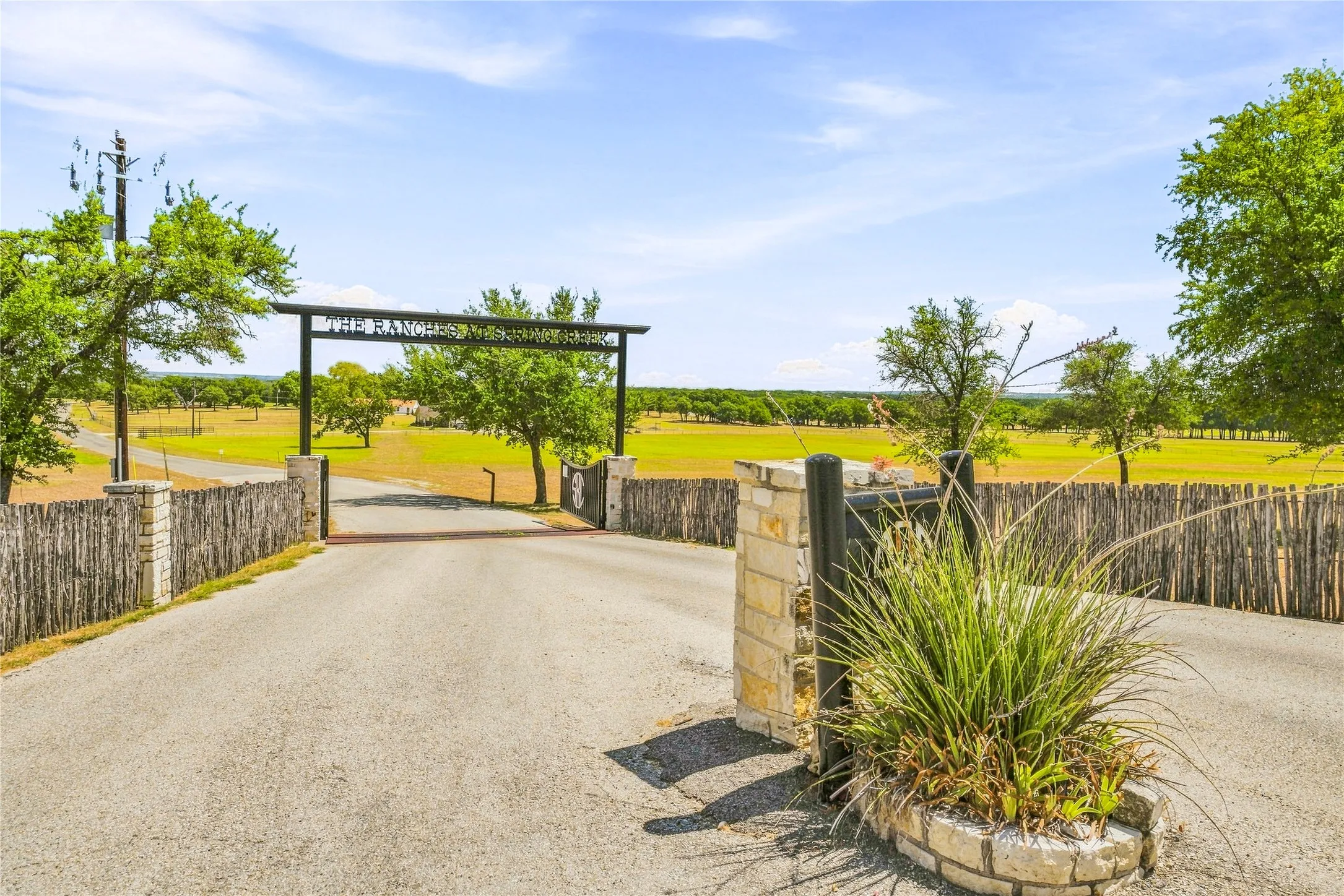 Single Family Residence For Sale in Bosque County , 160 Private Road 2161, Iredell, Texas 76649, 1 Bedroom, 1 Bathroom, 1 Garage spaces, 420 Sqft, built in 2016, mls#21370572, Real Estate Agent in Iredell, Homes For Sale in Bosque county, Homes For Sale in Iredell, Realtor in Iredell Texas, Real Estate Brokerage Independent Realty Texas, Luminita Cordes Realtor
