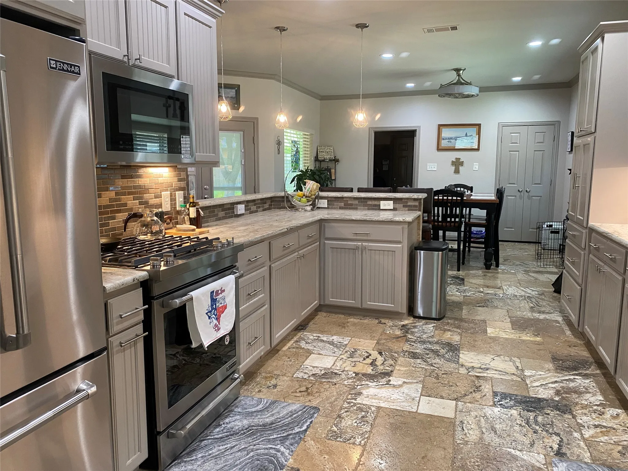 Single Family Residence For Sale in Ellis County , 1631 Greenway Court, Midlothian, Texas 76065, 3 Bedroom, 3 Bathroom, 2 Garage spaces, 1,889 Sqft, built in 1995, mls#21375121, Real Estate Agent in Midlothian, Homes For Sale in Ellis county, Homes For Sale in Midlothian, Realtor in Midlothian Texas, Real Estate Brokerage Independent Realty Texas, Luminita Cordes Realtor