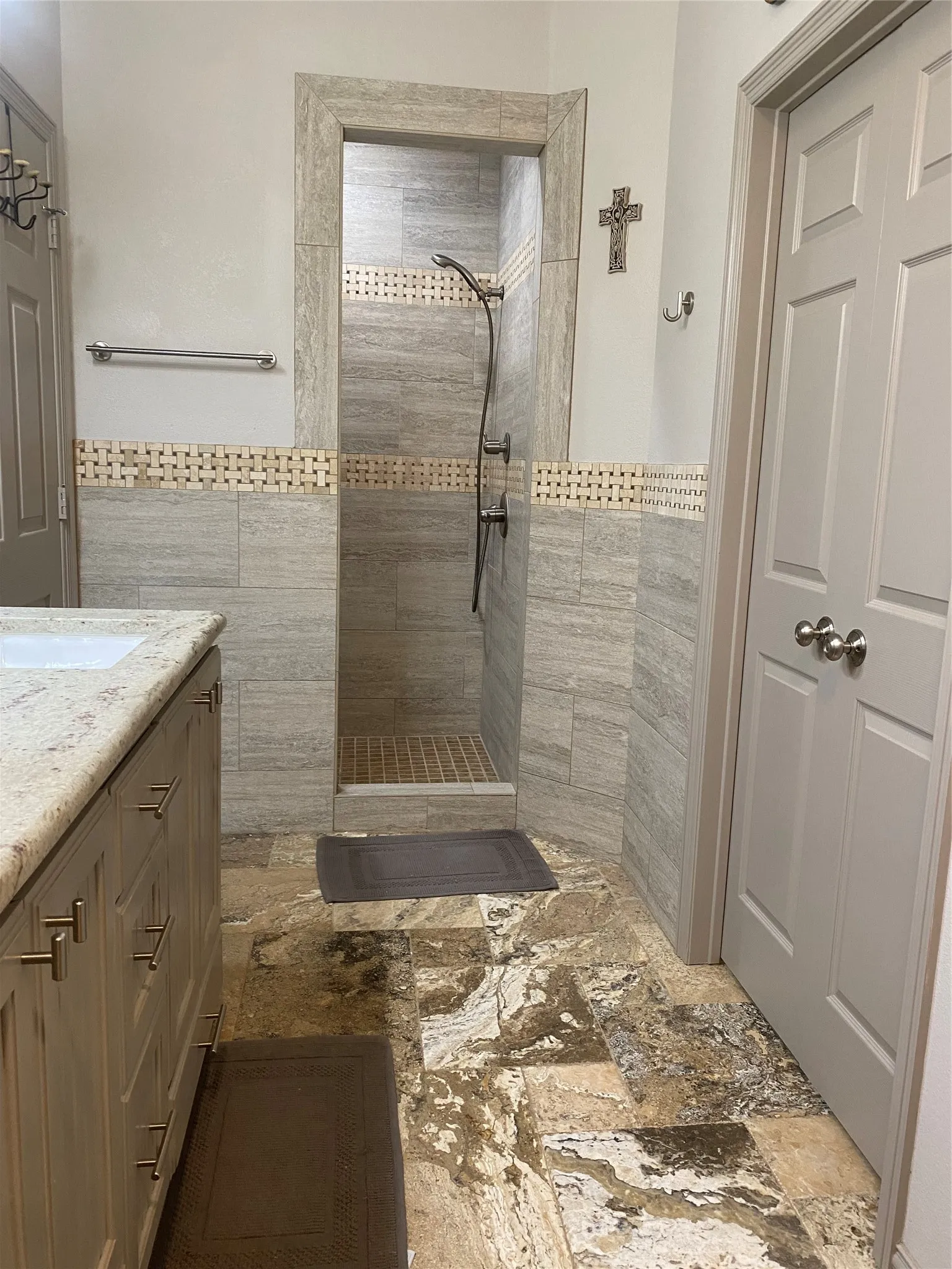 Single Family Residence For Sale in Ellis County , 1631 Greenway Court, Midlothian, Texas 76065, 3 Bedroom, 3 Bathroom, 2 Garage spaces, 1,889 Sqft, built in 1995, mls#21375121, Real Estate Agent in Midlothian, Homes For Sale in Ellis county, Homes For Sale in Midlothian, Realtor in Midlothian Texas, Real Estate Brokerage Independent Realty Texas, Luminita Cordes Realtor