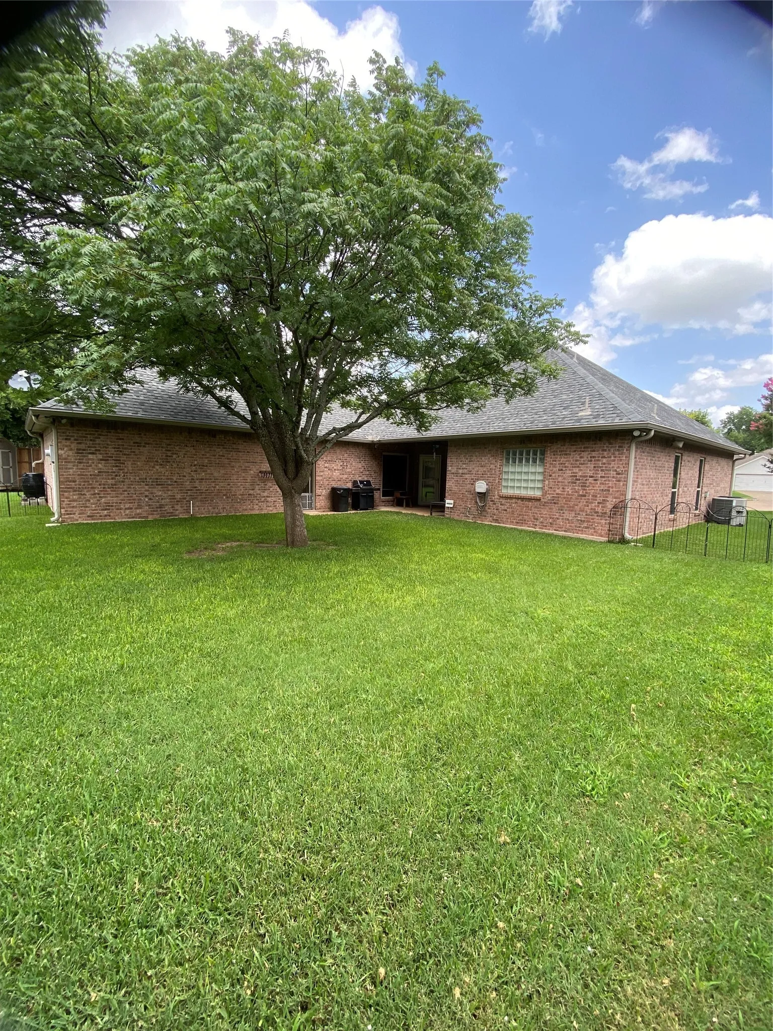 Single Family Residence For Sale in Ellis County , 1631 Greenway Court, Midlothian, Texas 76065, 3 Bedroom, 3 Bathroom, 2 Garage spaces, 1,889 Sqft, built in 1995, mls#21375121, Real Estate Agent in Midlothian, Homes For Sale in Ellis county, Homes For Sale in Midlothian, Realtor in Midlothian Texas, Real Estate Brokerage Independent Realty Texas, Luminita Cordes Realtor