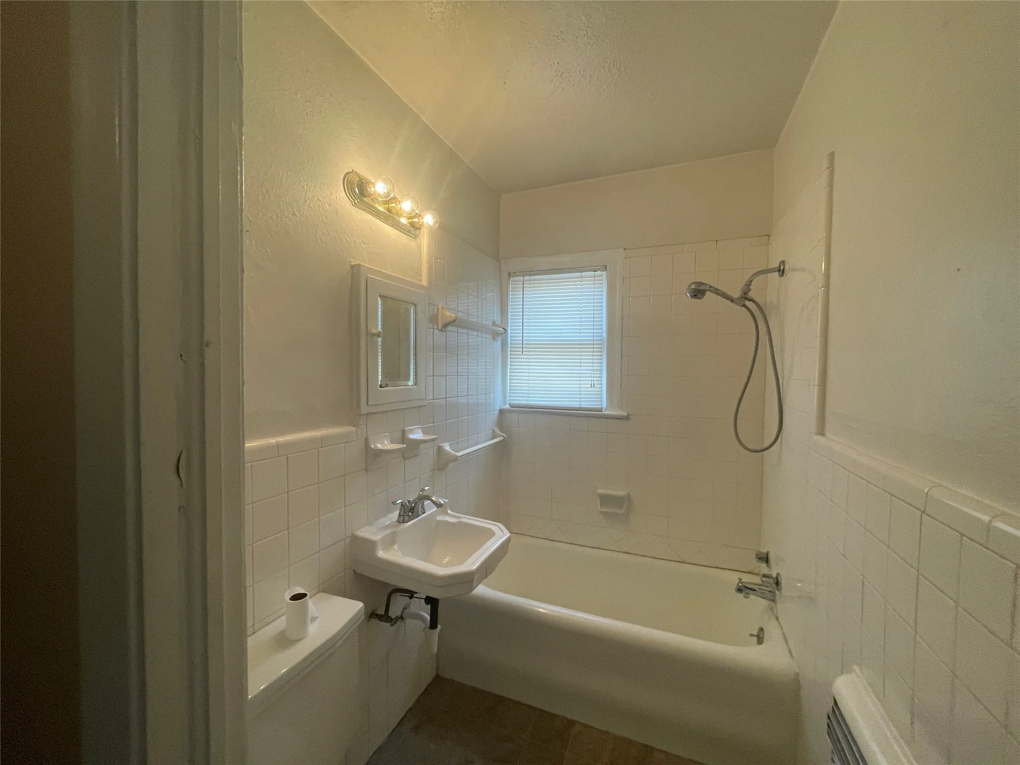 Apartment For Rent in Dallas County , 5906 Oram Street 7, Dallas, Texas 75206, 1 Bedroom, 1 Bathroom, Garage spaces, 650 Sqft, built in 1925, mls#21375124, Real Estate Agent in Dallas, Homes For Rent in Dallas county, Homes For Rent in Dallas, Realtor in Dallas Texas, Real Estate Brokerage Independent Realty Texas, Luminita Cordes Realtor
