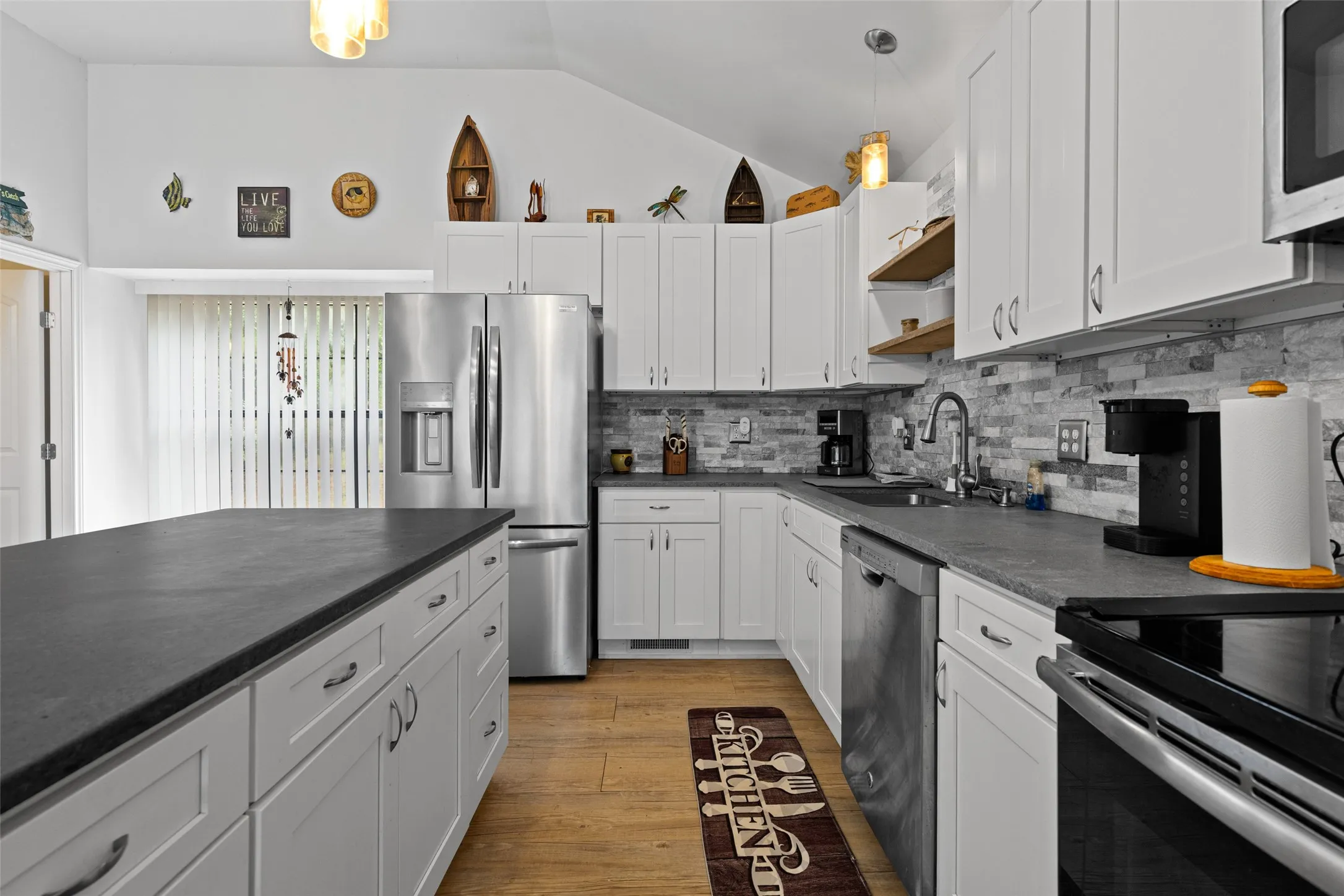Single Family Residence For Sale in Marion County , 670 Redbud Drive, Avinger, Texas 75630, 2 Bedroom, 2 Bathroom, Garage spaces, 1,500 Sqft, built in 1999, mls#21374771, Real Estate Agent in Avinger, Homes For Sale in Marion county, Homes For Sale in Avinger, Realtor in Avinger Texas, Real Estate Brokerage Independent Realty Texas, Luminita Cordes Realtor
