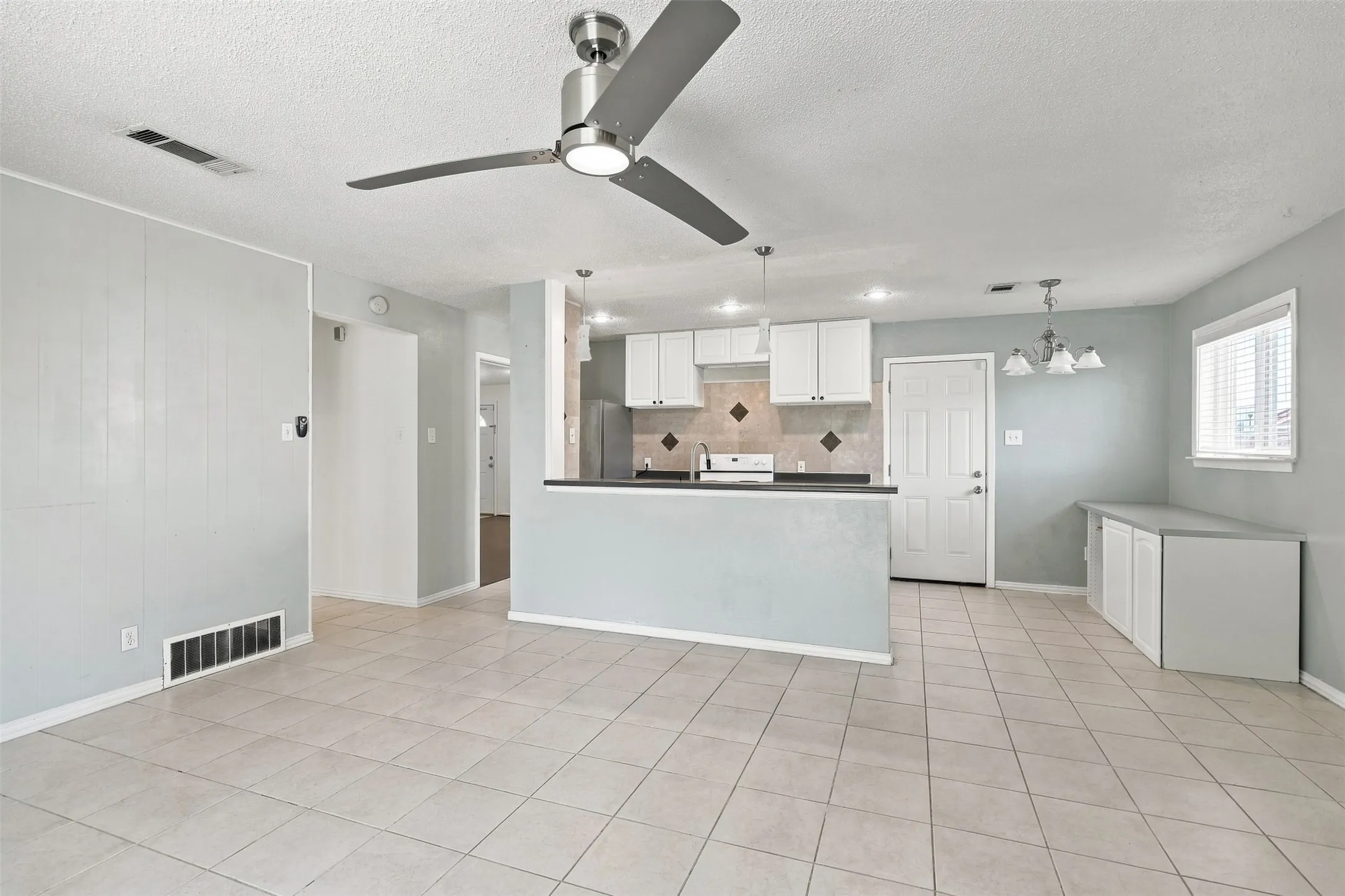 Single Family Residence For Sale in Dallas County , 4207 Rainier Street, Irving, Texas 75062, 3 Bedroom, 2 Bathroom, Garage spaces, 2,008 Sqft, built in 1966, mls#21372290, Real Estate Agent in Irving, Homes For Sale in Dallas county, Homes For Sale in Irving, Realtor in Irving Texas, Real Estate Brokerage Independent Realty Texas, Luminita Cordes Realtor
