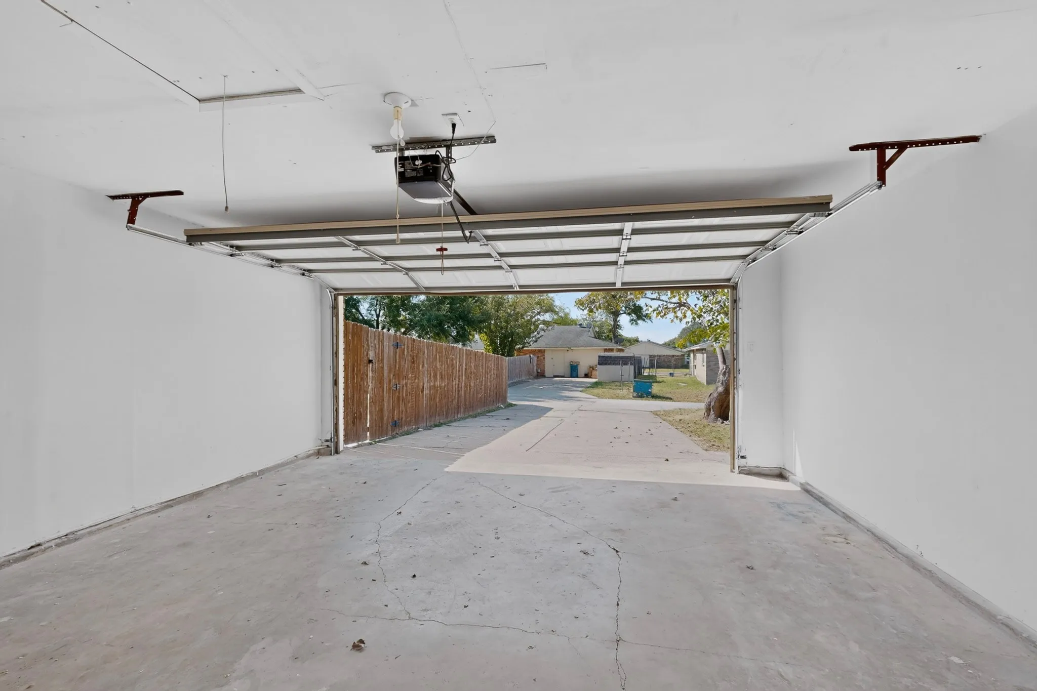 Single Family Residence For Sale in Dallas County , 3310 Magnolia Court, Rowlett, Texas 75089, 3 Bedroom, 2 Bathroom, 2 Garage spaces, 1,600 Sqft, built in 1975, mls#21373722, Real Estate Agent in Rowlett, Homes For Sale in Dallas county, Homes For Sale in Rowlett, Realtor in Rowlett Texas, Real Estate Brokerage Independent Realty Texas, Luminita Cordes Realtor