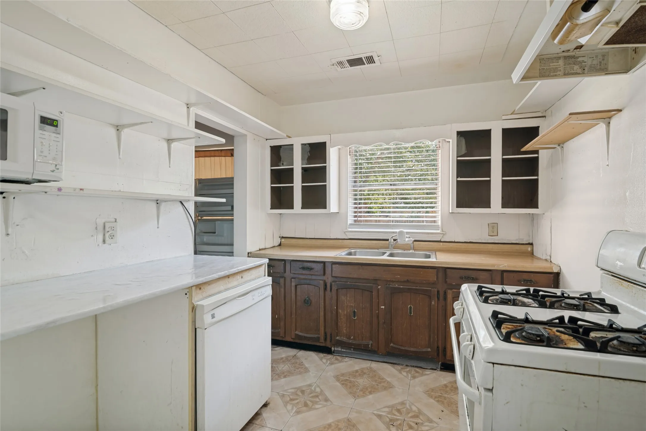 Kitchen with good storae and Gas Range
